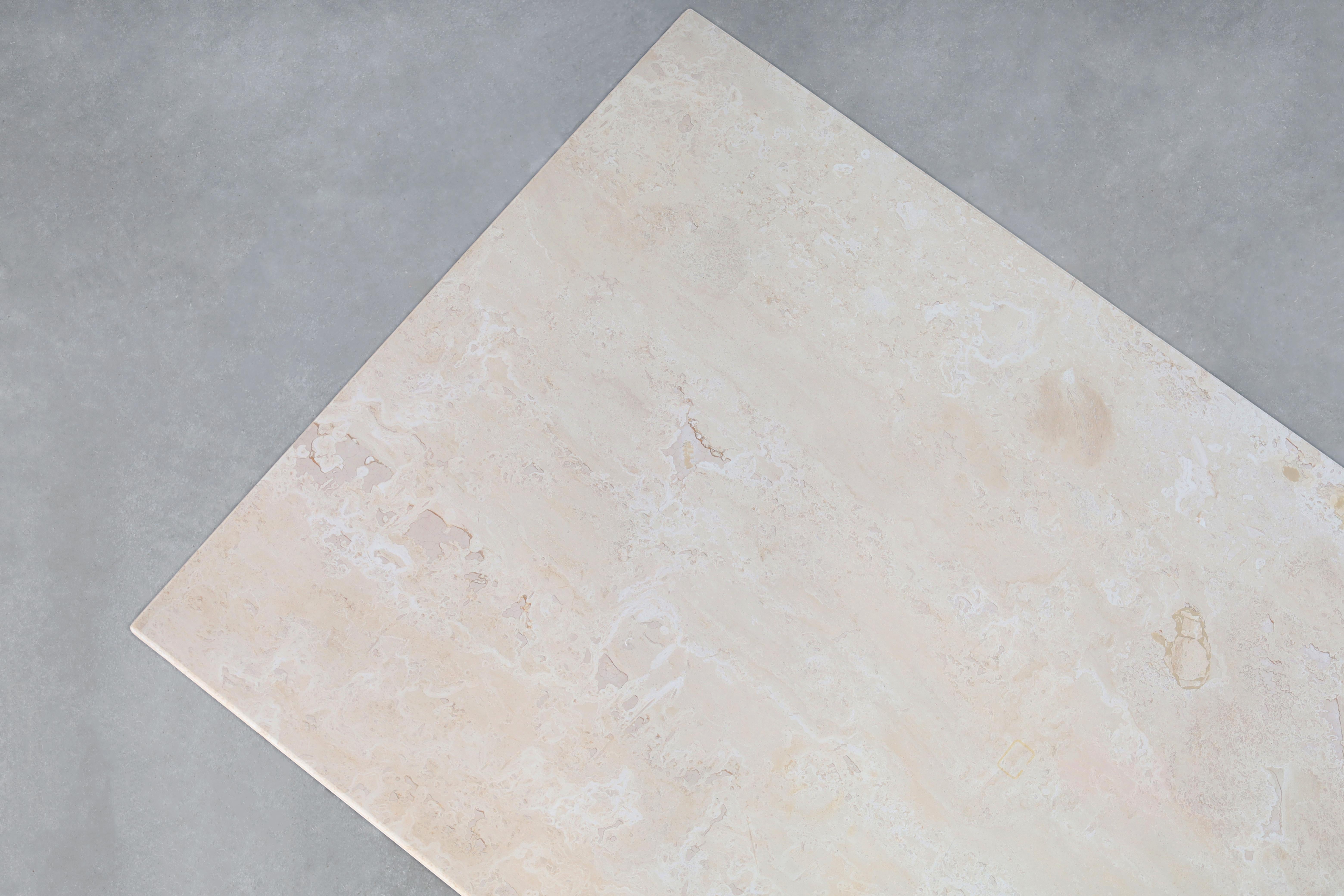 Table à manger moderniste italienne en travertin en vente 5
