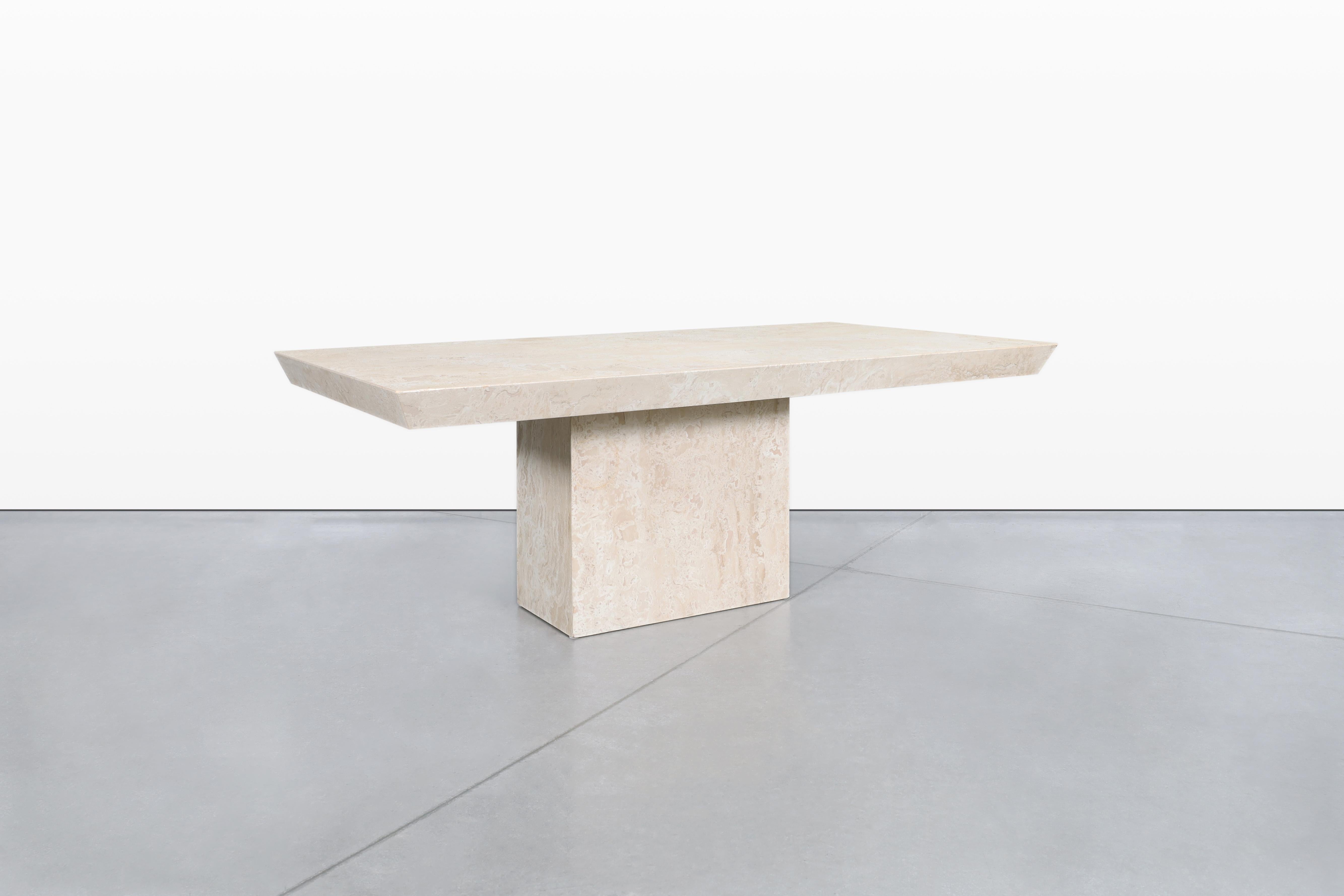 Table à manger moderniste italienne en travertin Excellent état - En vente à North Hollywood, CA