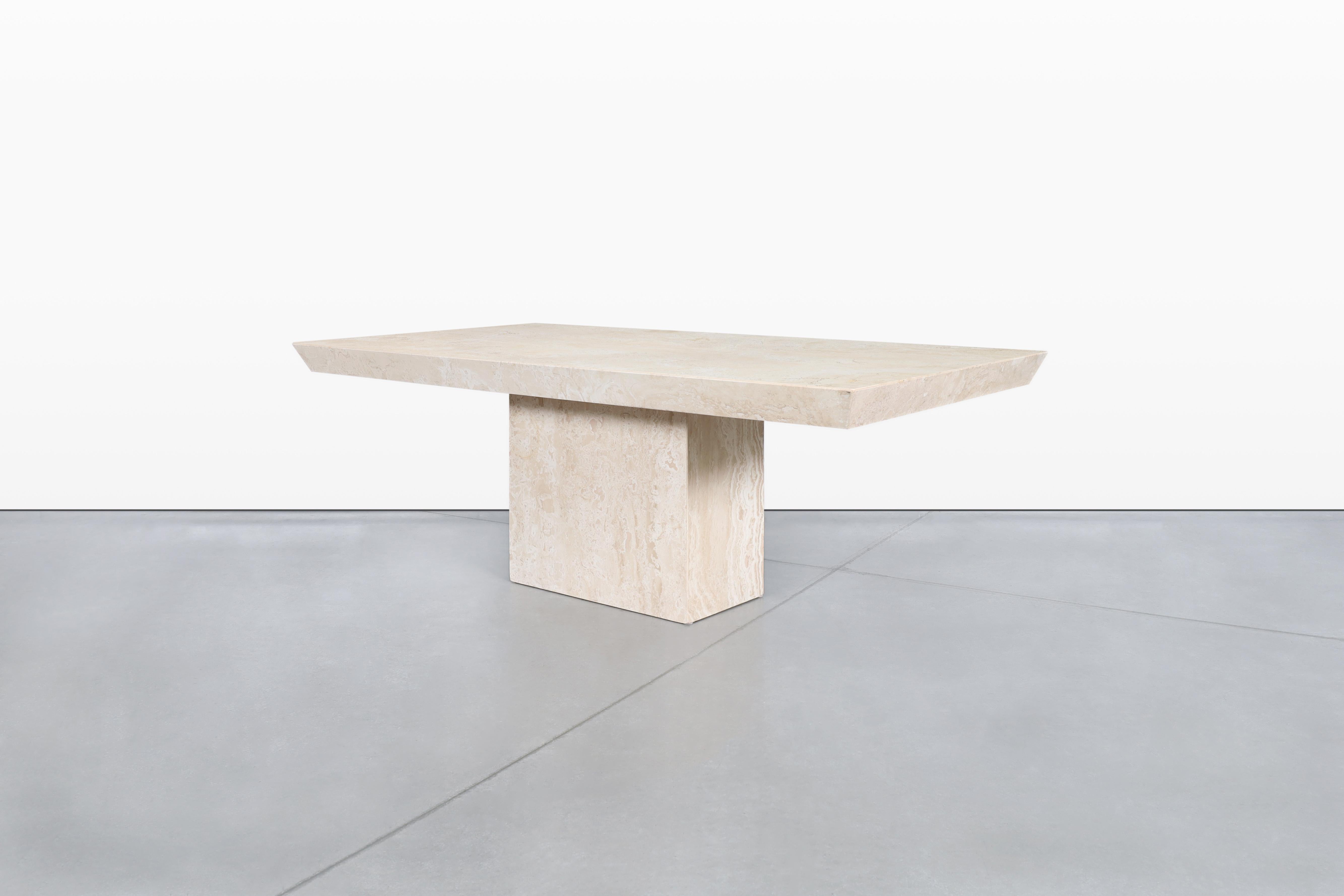 Table à manger moderniste italienne en travertin en vente 1