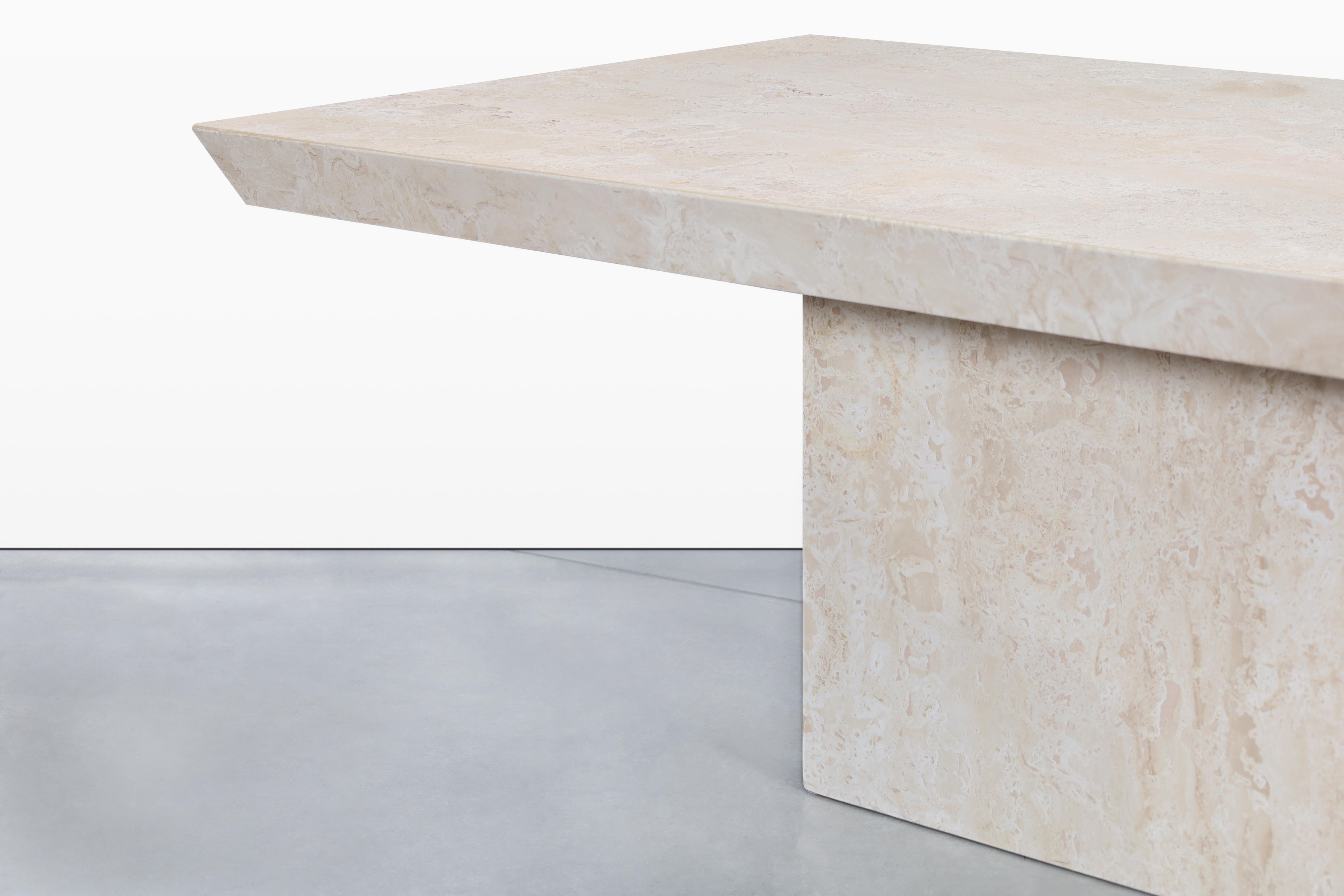 Table à manger moderniste italienne en travertin en vente 2