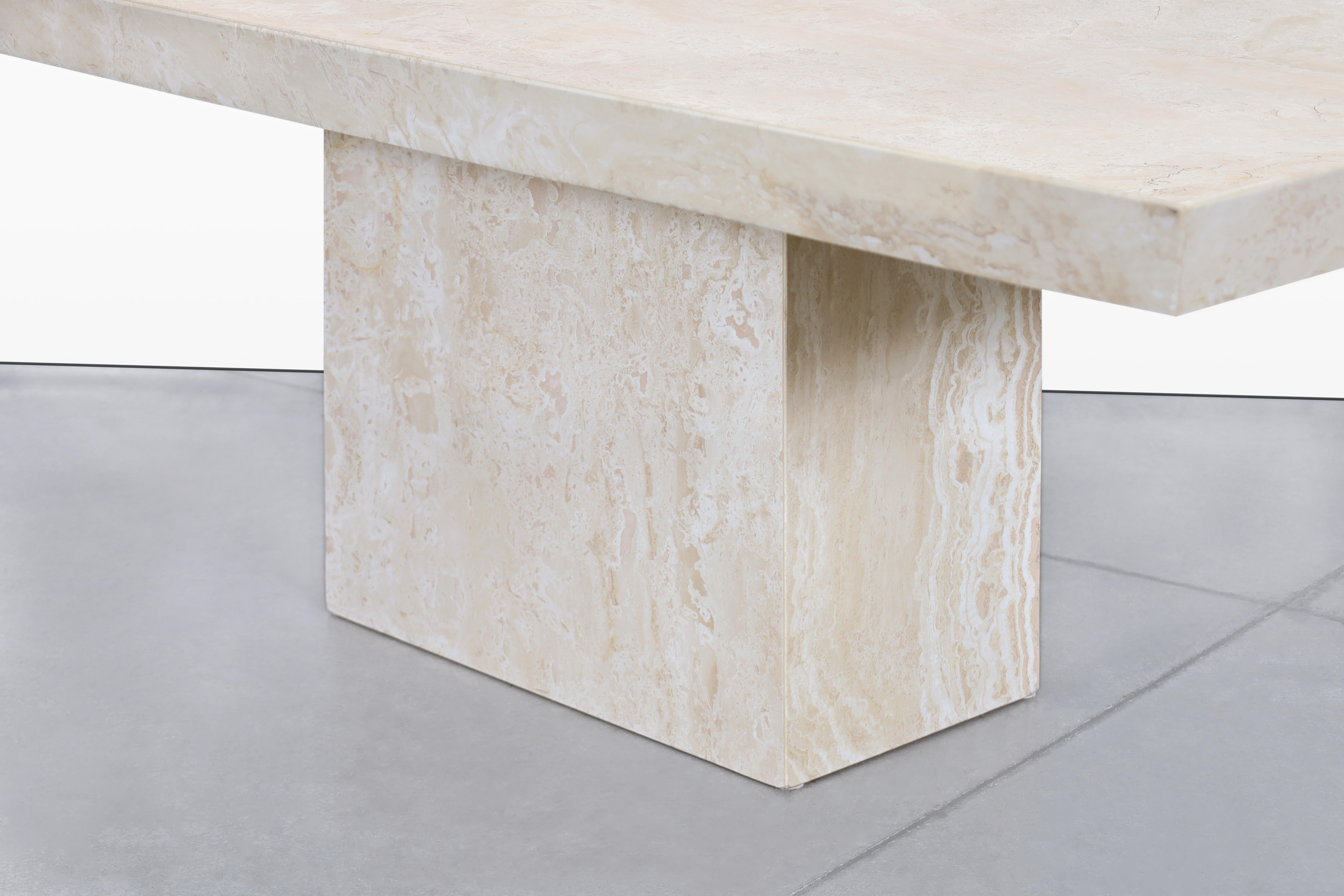 Table à manger moderniste italienne en travertin en vente 3