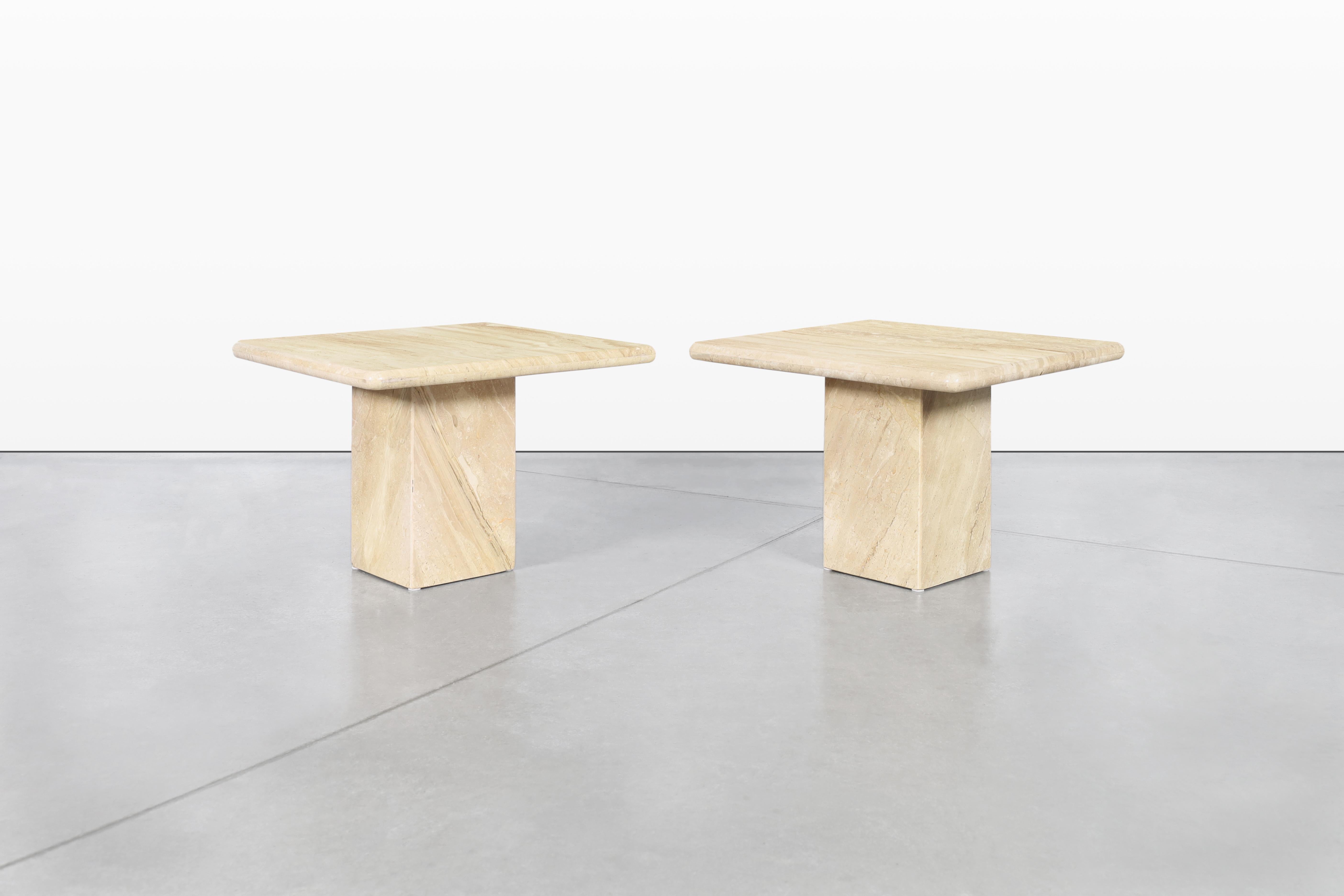 Découvrez l'élégance de ces tables d'appoint vintage, méticuleusement conçues en Italie dans les années 1980. Chaque table présente un remarquable plateau carré qui met en valeur les veines uniques et les tons chauds de la pierre marbrière,