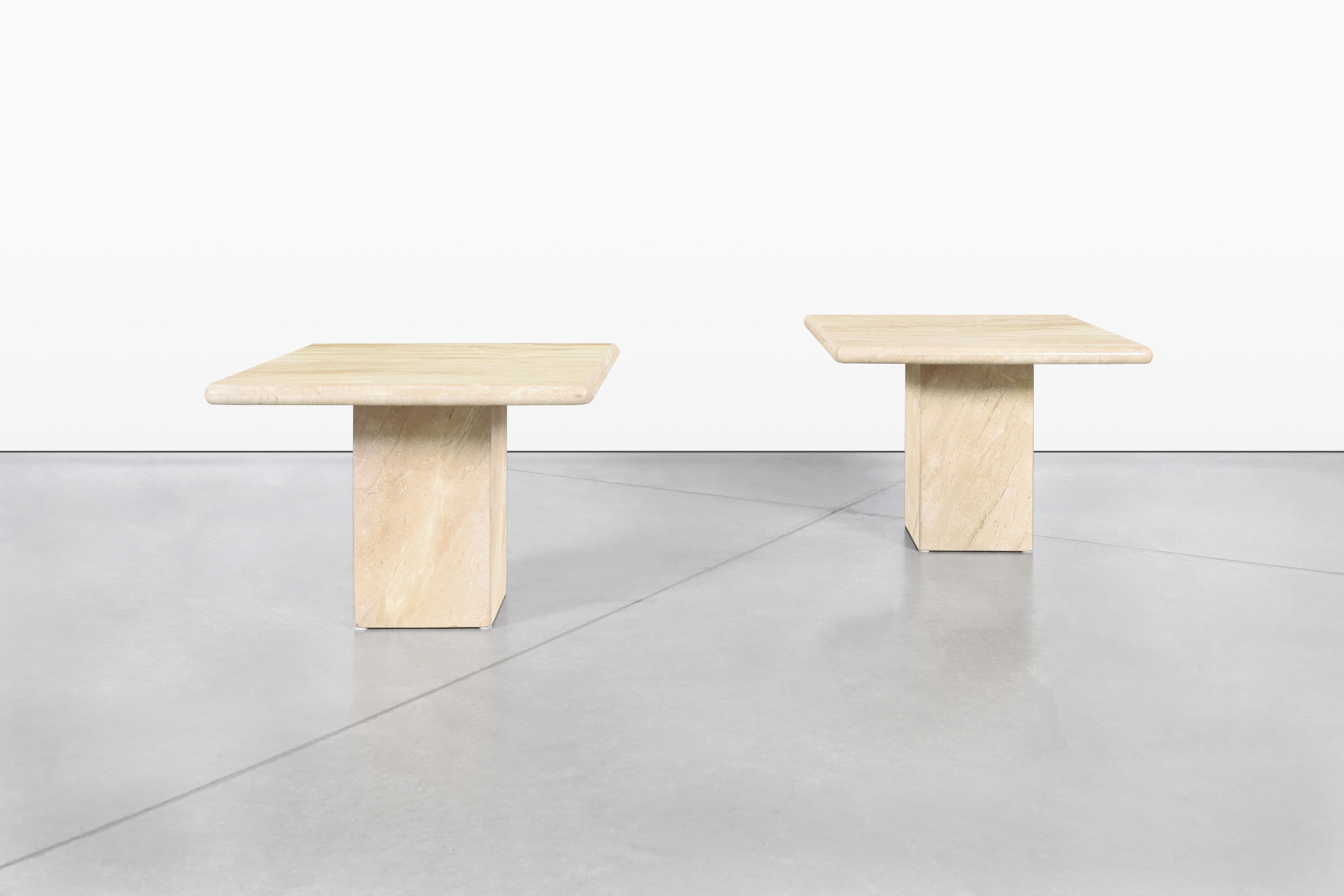 Fin du 20e siècle Tables d'appoint italiennes modernistes en marbre en vente