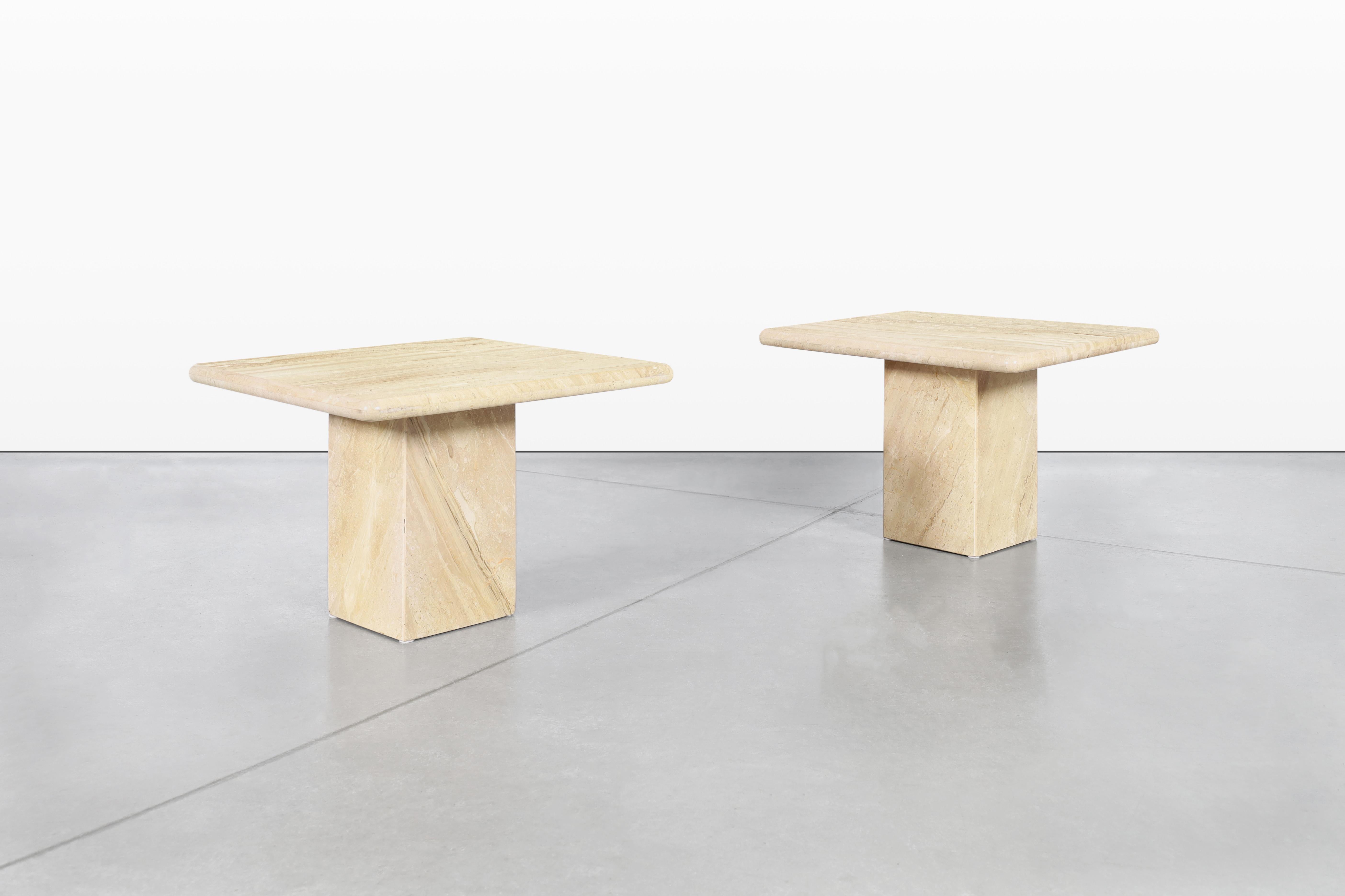 Marbre Tables d'appoint italiennes modernistes en marbre en vente