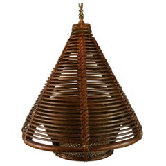 Lampe à suspension triangulaire italienne moderniste à deux niveaux en rotin et osier, années 1960