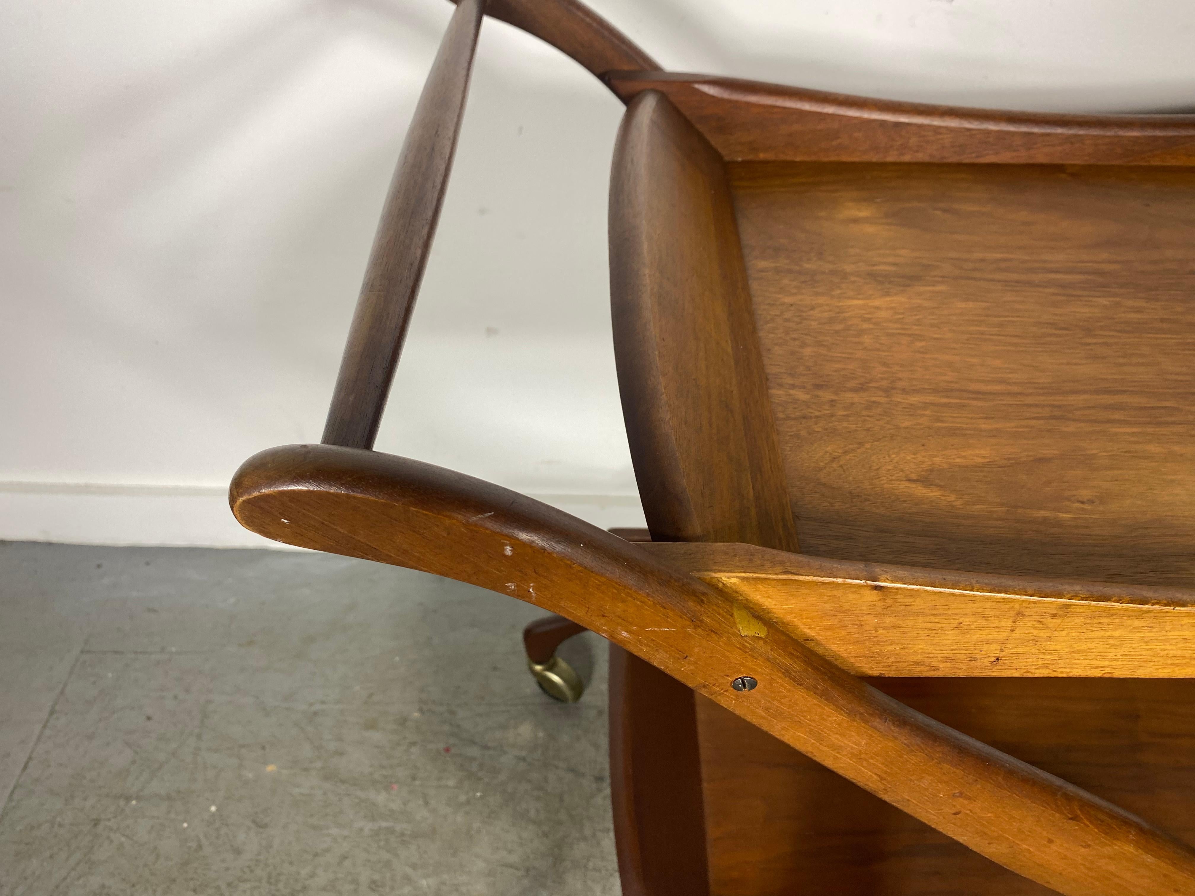 Moderniste italien à deux niveaux  Chariot de bar/théière Rolling Cart cLASSIC en vente 1
