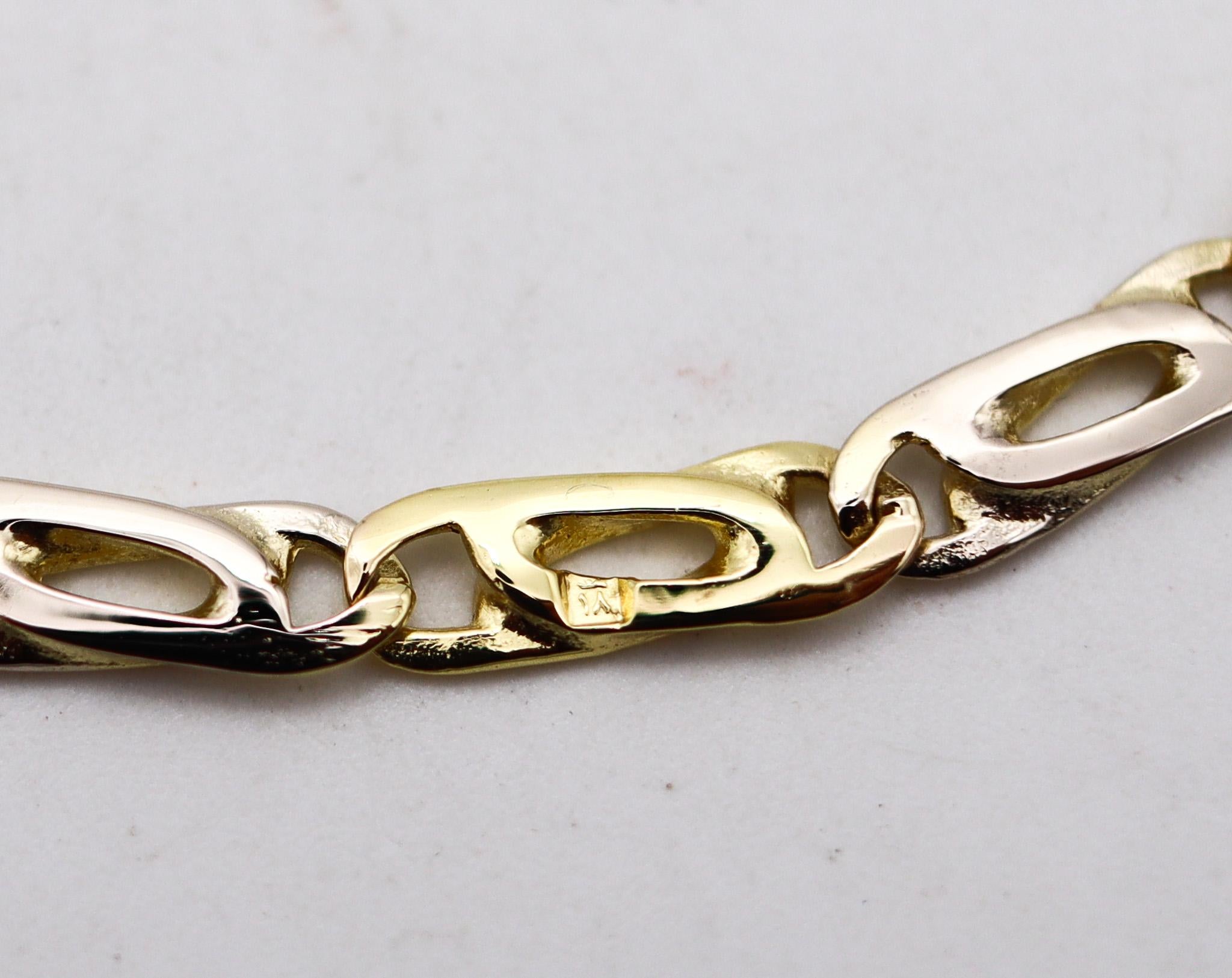 Eine italienische zwei Töne Goldkette Halskette.

Schöne modernistische Kette aus Italien mit ausgefallenen Gliedern. Gefertigt aus massivem Weiß- und Gelbgold von 18 Karat und hochglanzpoliert. Ausgestattet mit einem individuellen