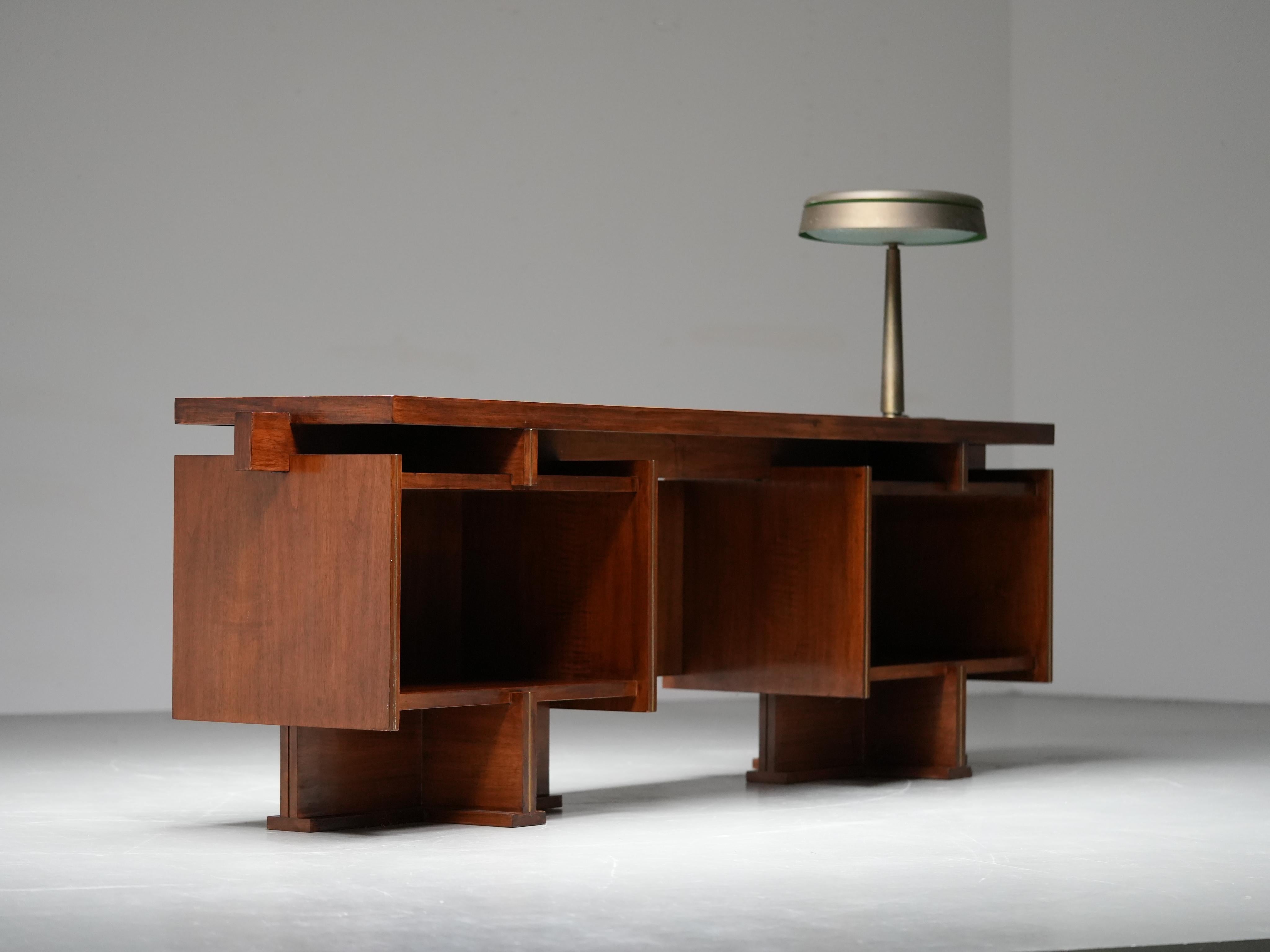 Bureau moderniste italien en noyer et laiton, années 1950 en vente 4
