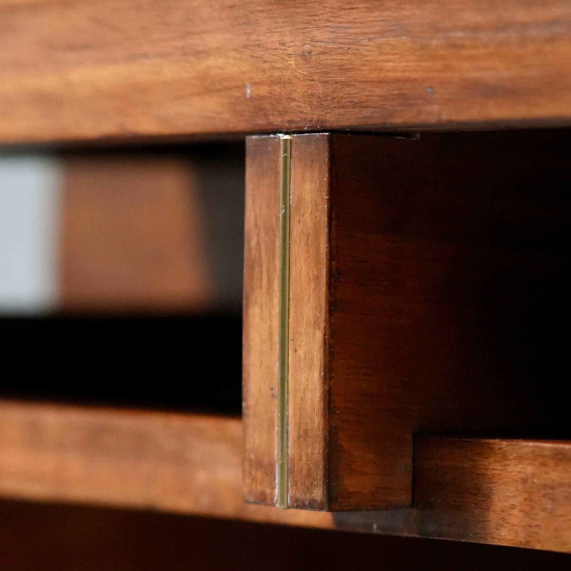 Bureau moderniste italien en noyer et laiton, années 1950 en vente 5