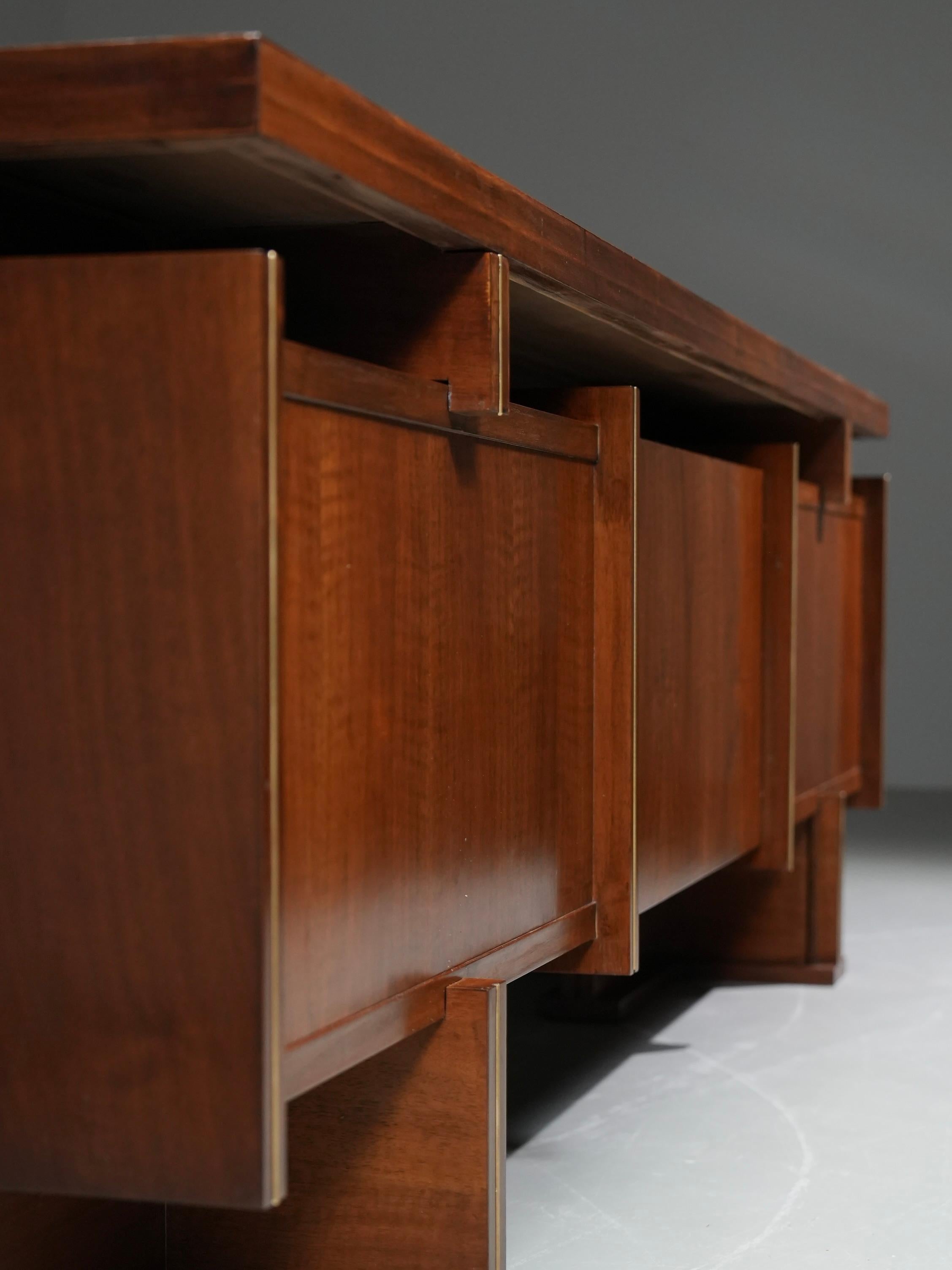 Bureau moderniste italien en noyer et laiton, années 1950 en vente 6