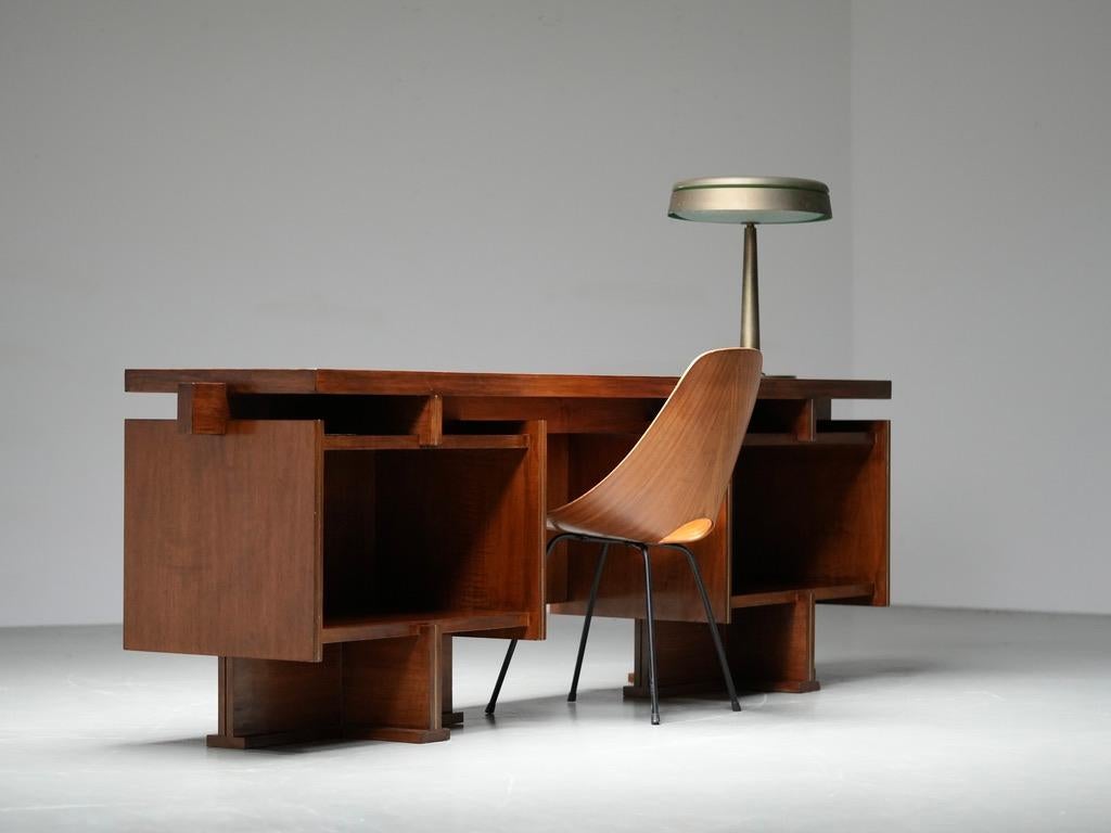 Bureau moderniste italien en noyer et laiton, années 1950 en vente 7