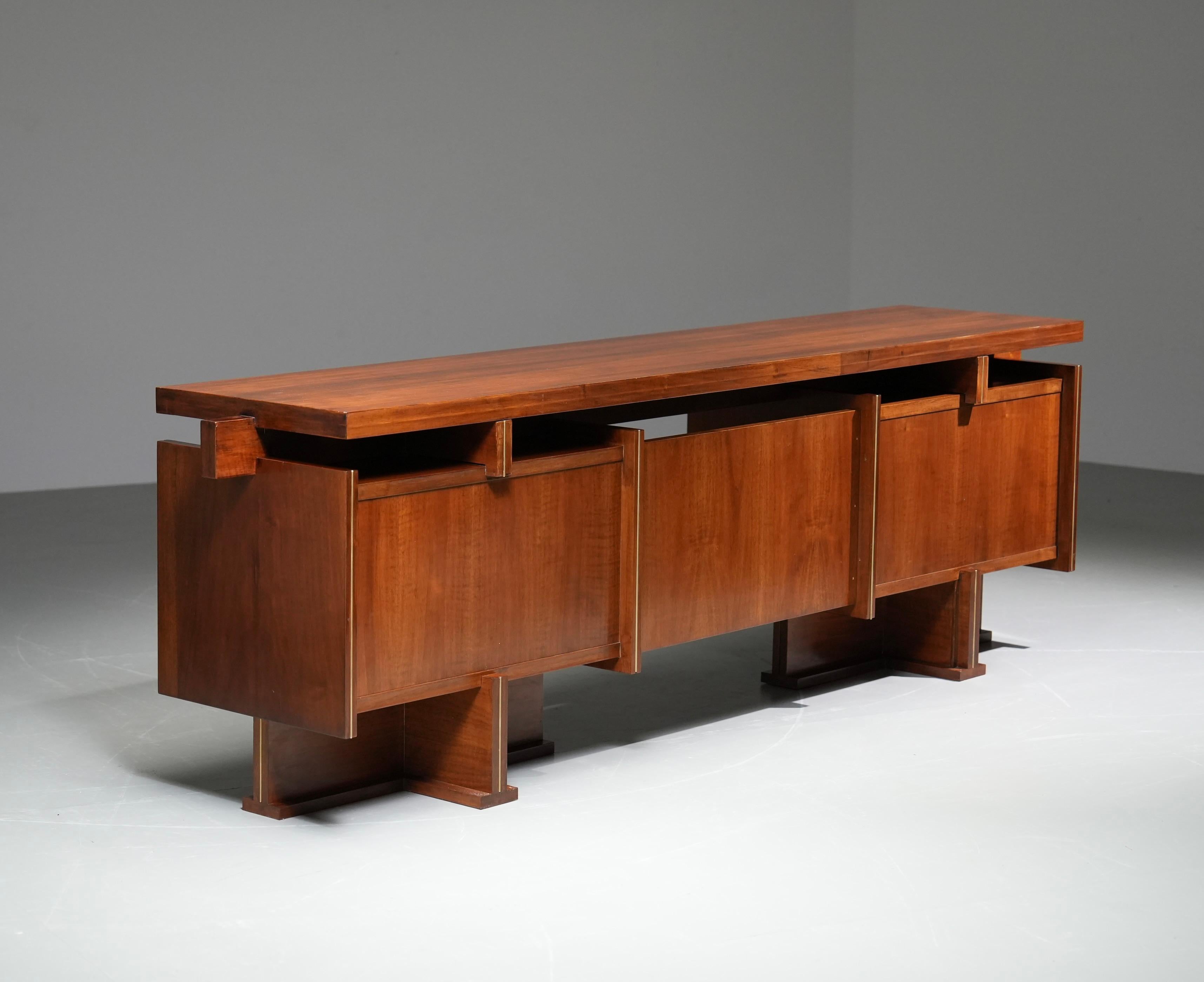Bureau moderniste italien en noyer et laiton, années 1950 en vente 8