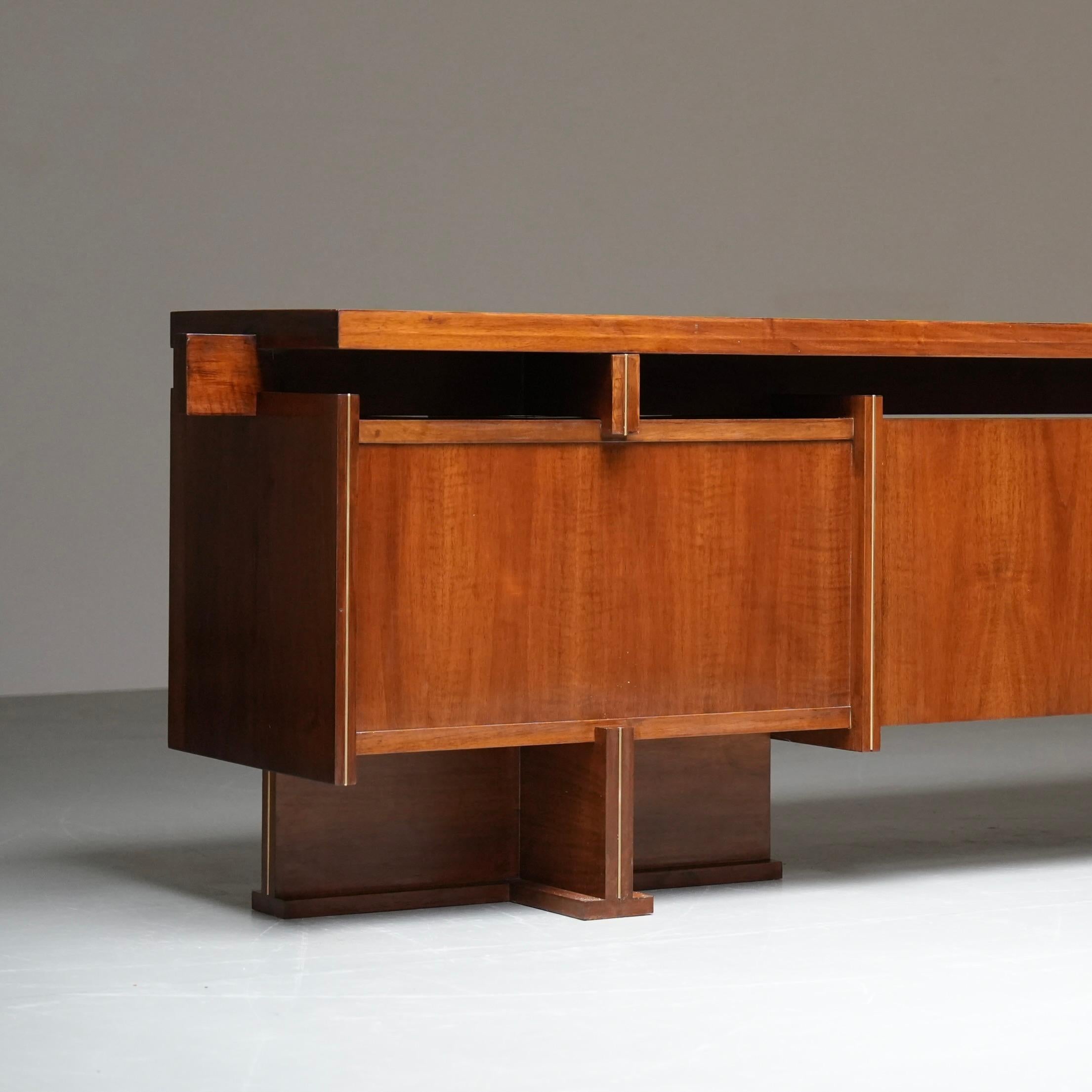 Bureau moderniste italien en noyer et laiton, années 1950 en vente 9