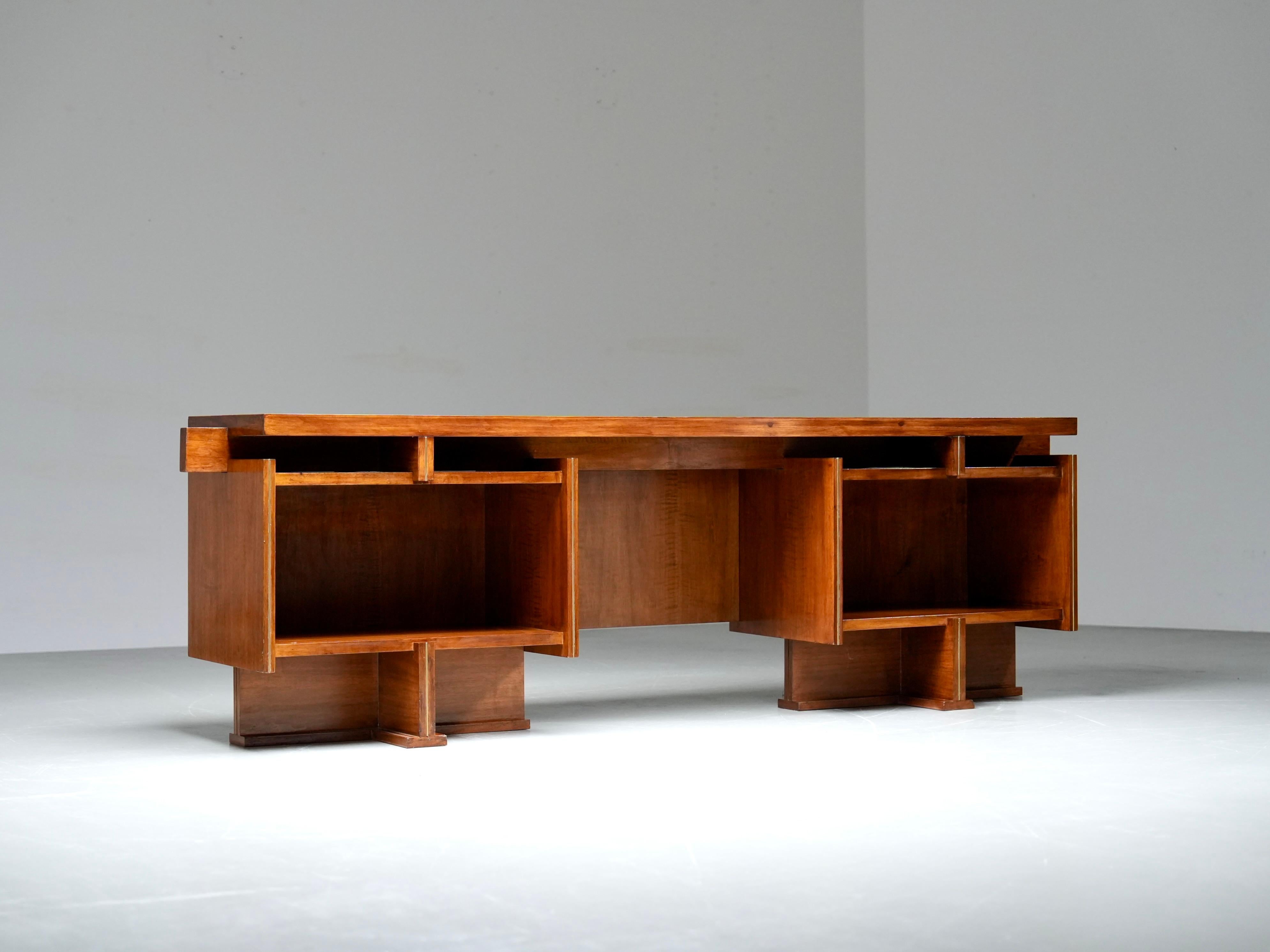 Bureau moderniste italien en noyer et laiton, années 1950 en vente 10