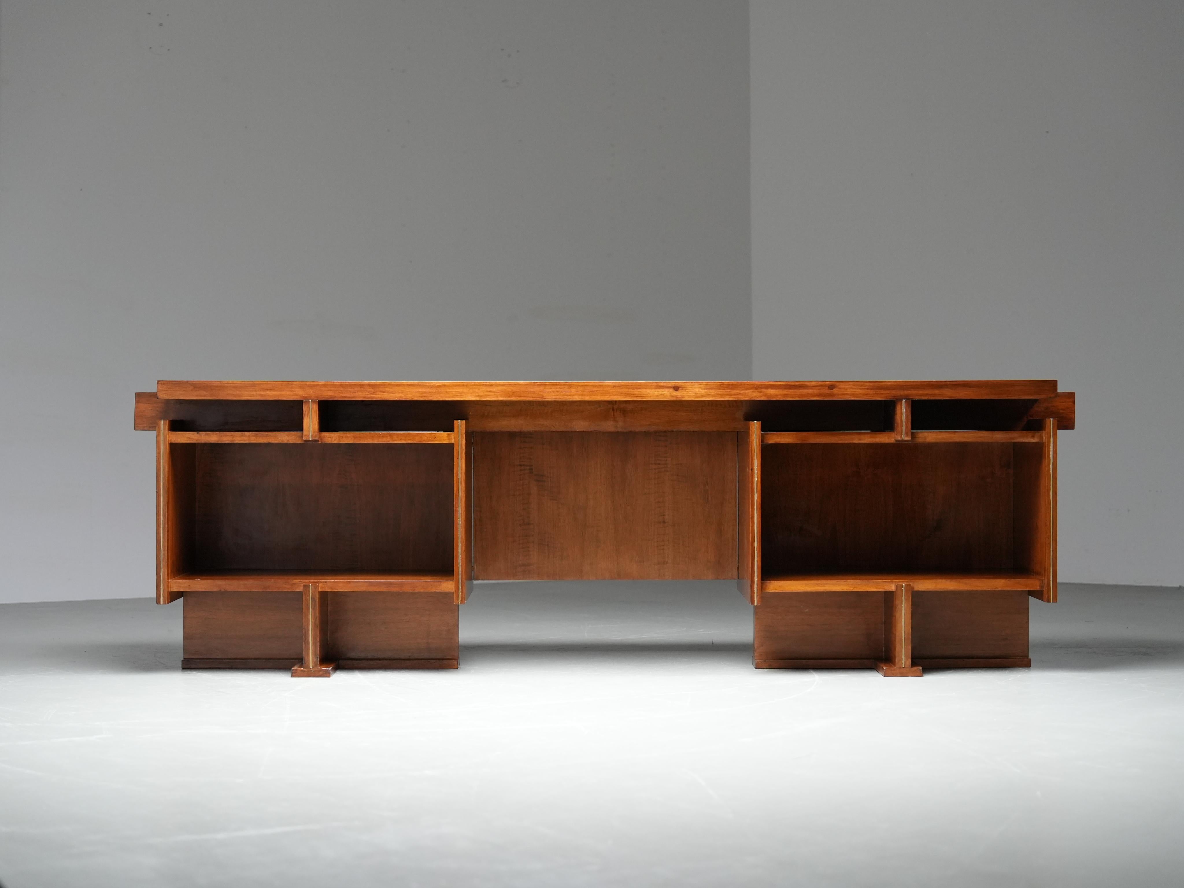 
Ce bureau italien unique en son genre, en noyer avec des détails en laiton, est une pièce rare et authentique des années 1940-50. Fabriqué à la main plutôt qu'en série, il associe le noyer à des touches de laiton finement travaillées qui soulignent