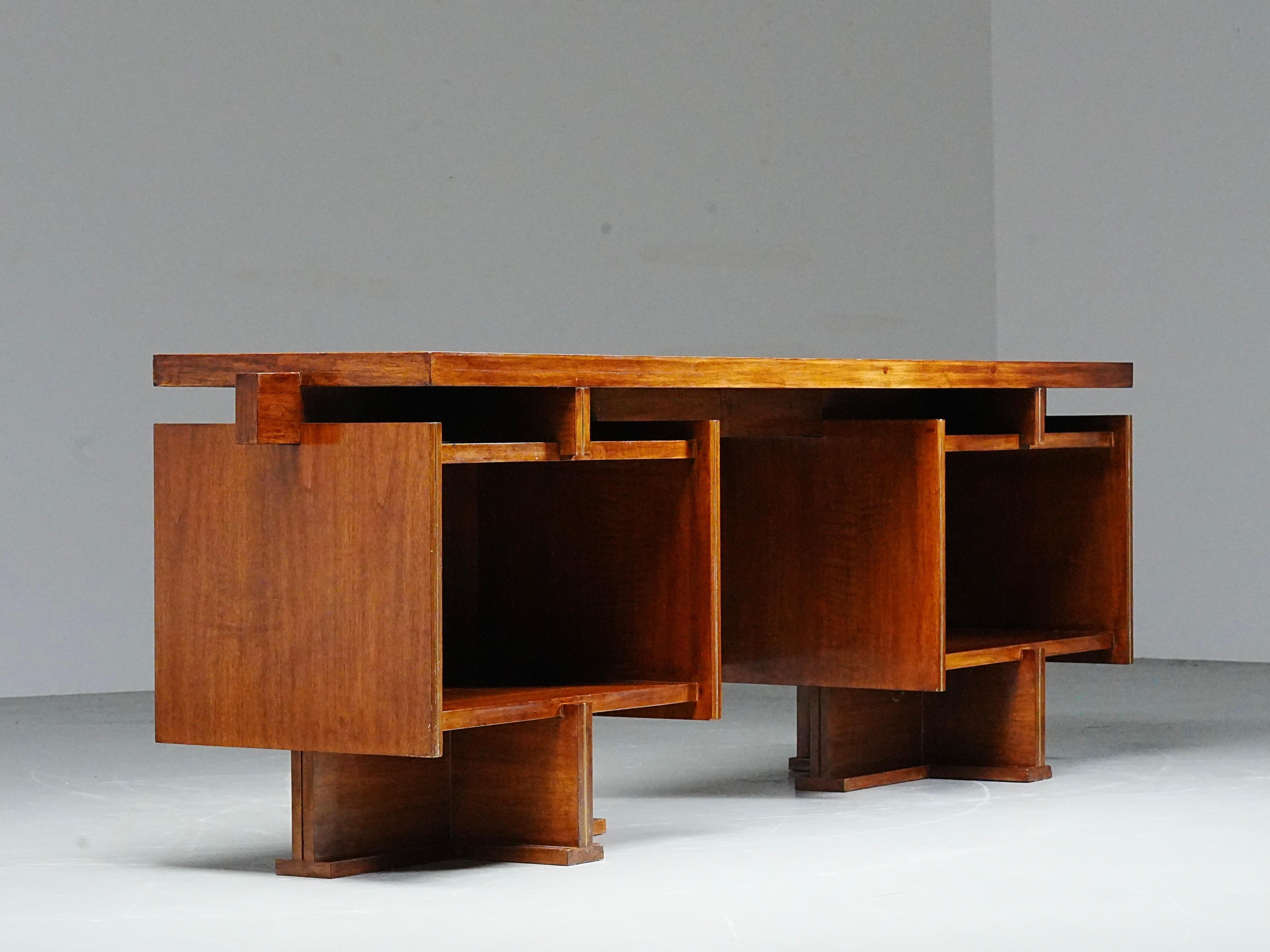 Mid-Century Modern Bureau moderniste italien en noyer et laiton, années 1950 en vente