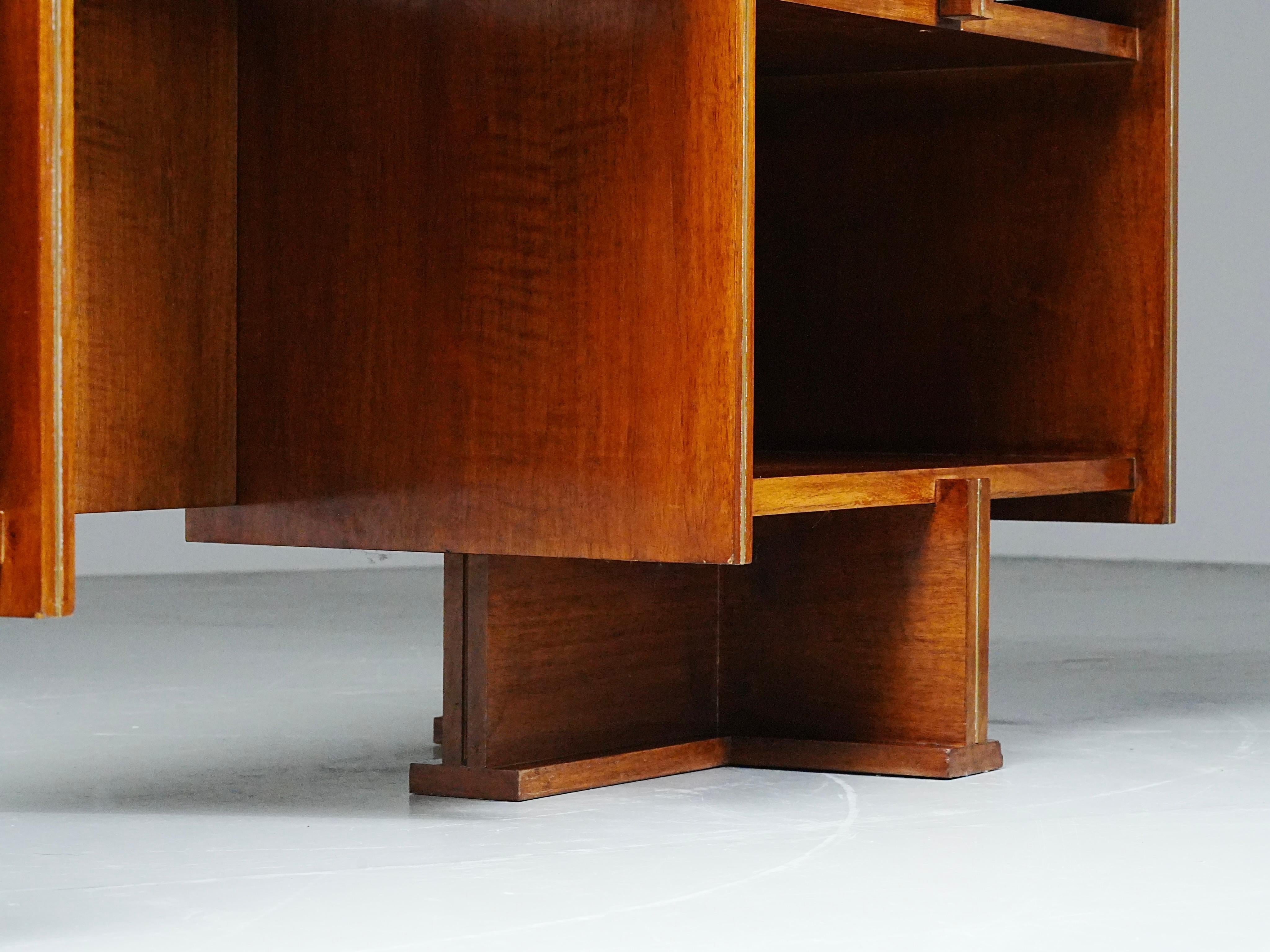 Bureau moderniste italien en noyer et laiton, années 1950 Bon état - En vente à Uithoorn, NL