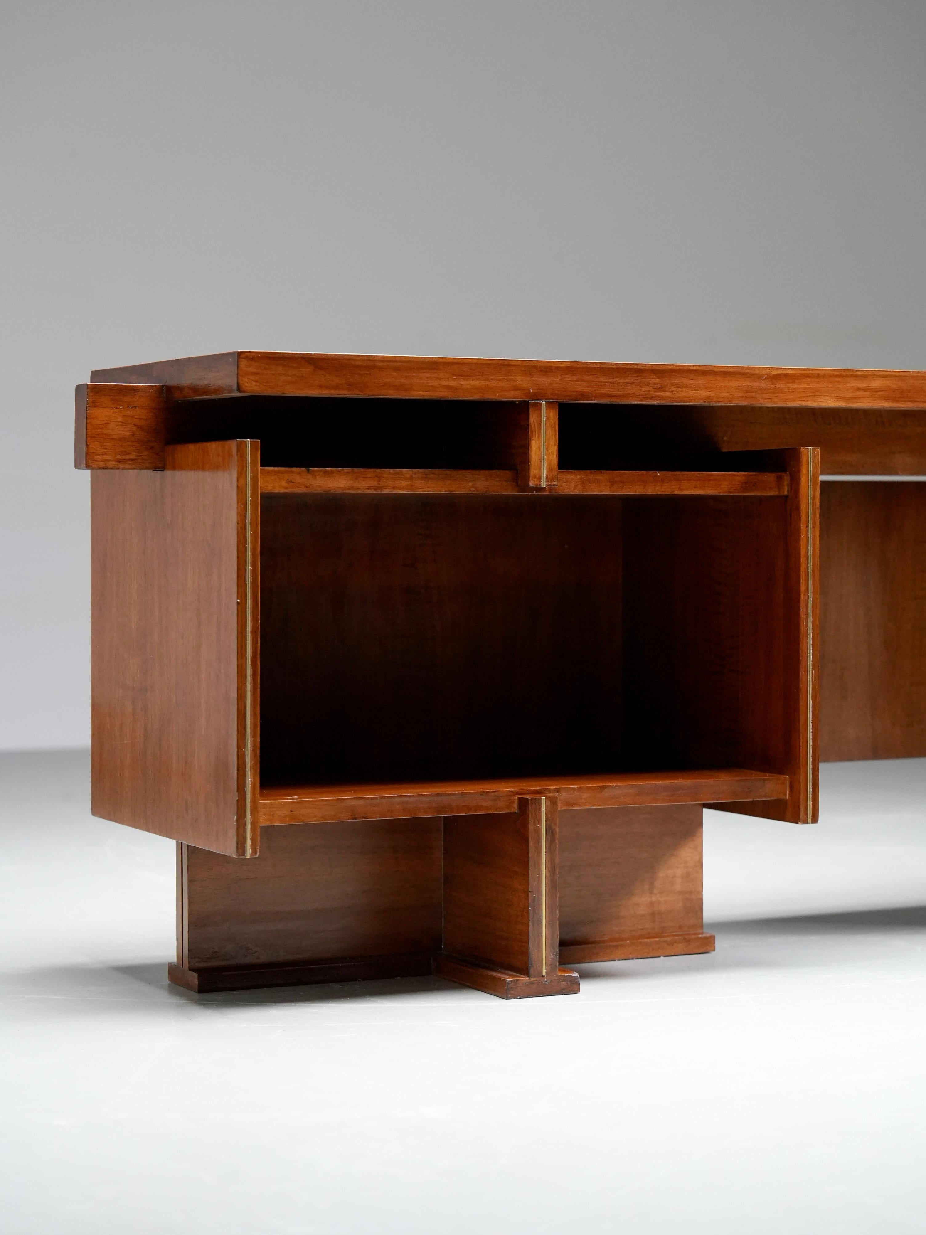 Bureau moderniste italien en noyer et laiton, années 1950 en vente 1