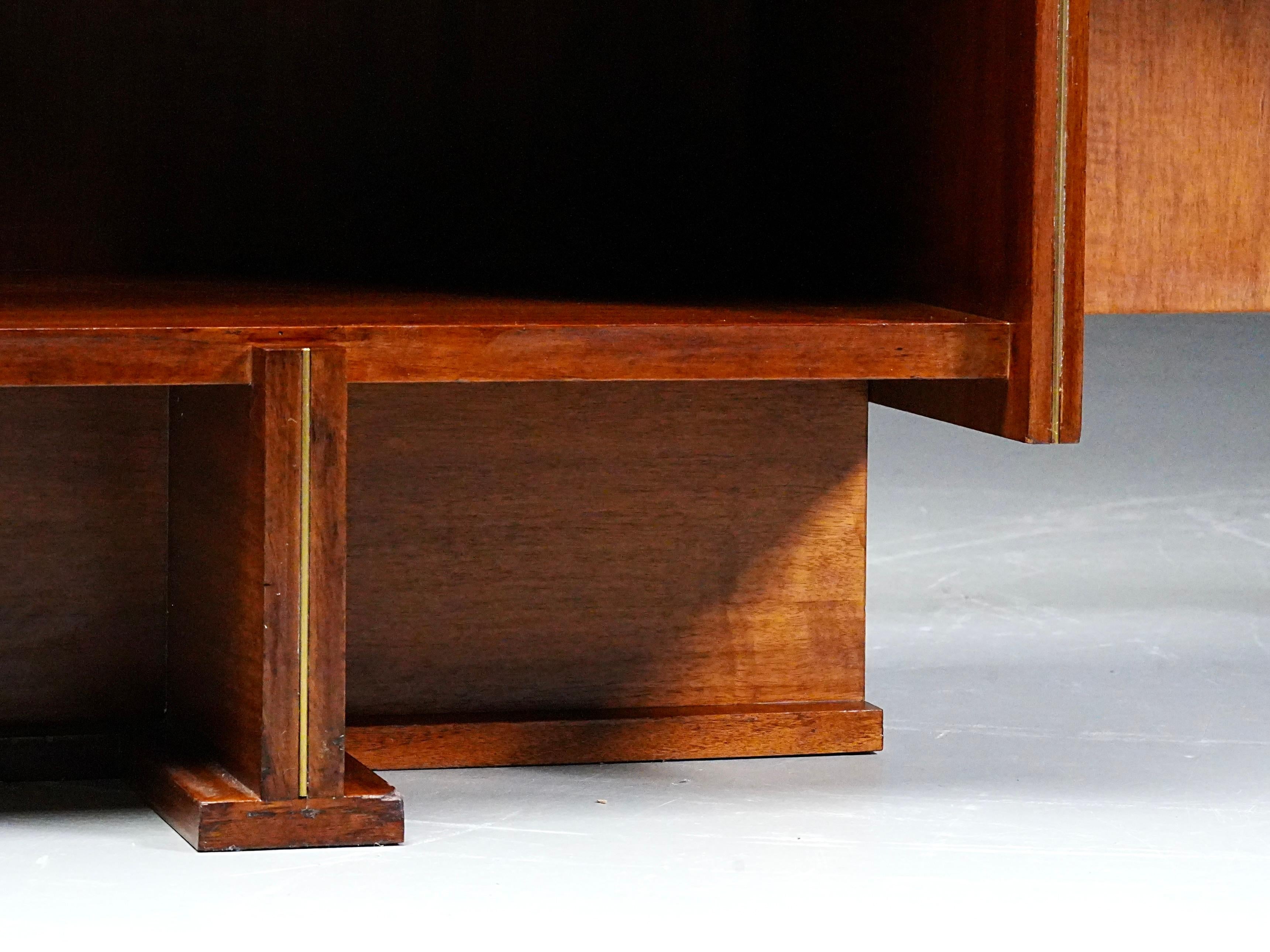 Bureau moderniste italien en noyer et laiton, années 1950 en vente 2