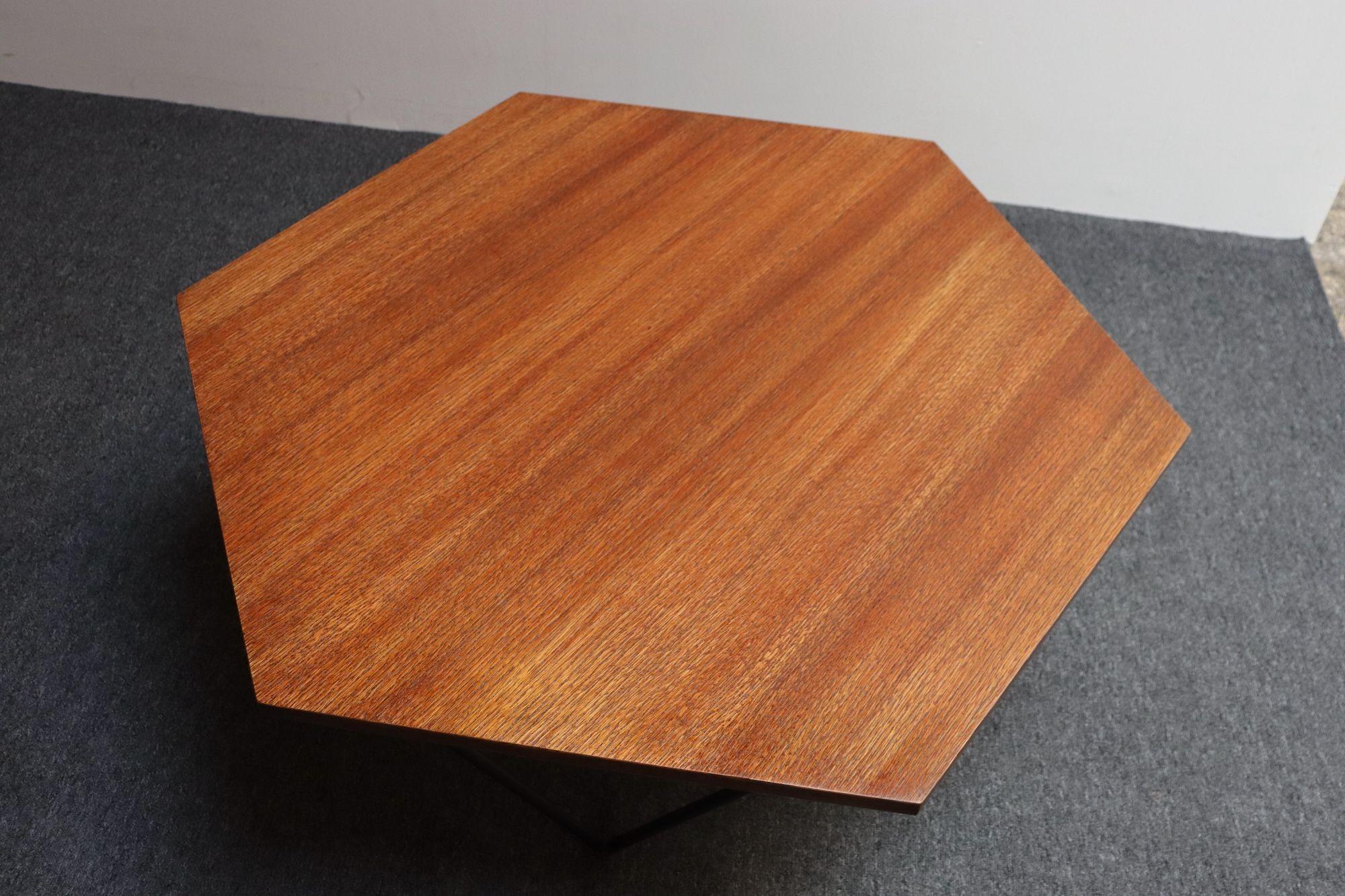 Italian Modernist Walnut and Iron Hexagonal Coffee Table by Gio Point for Isa en vente 7