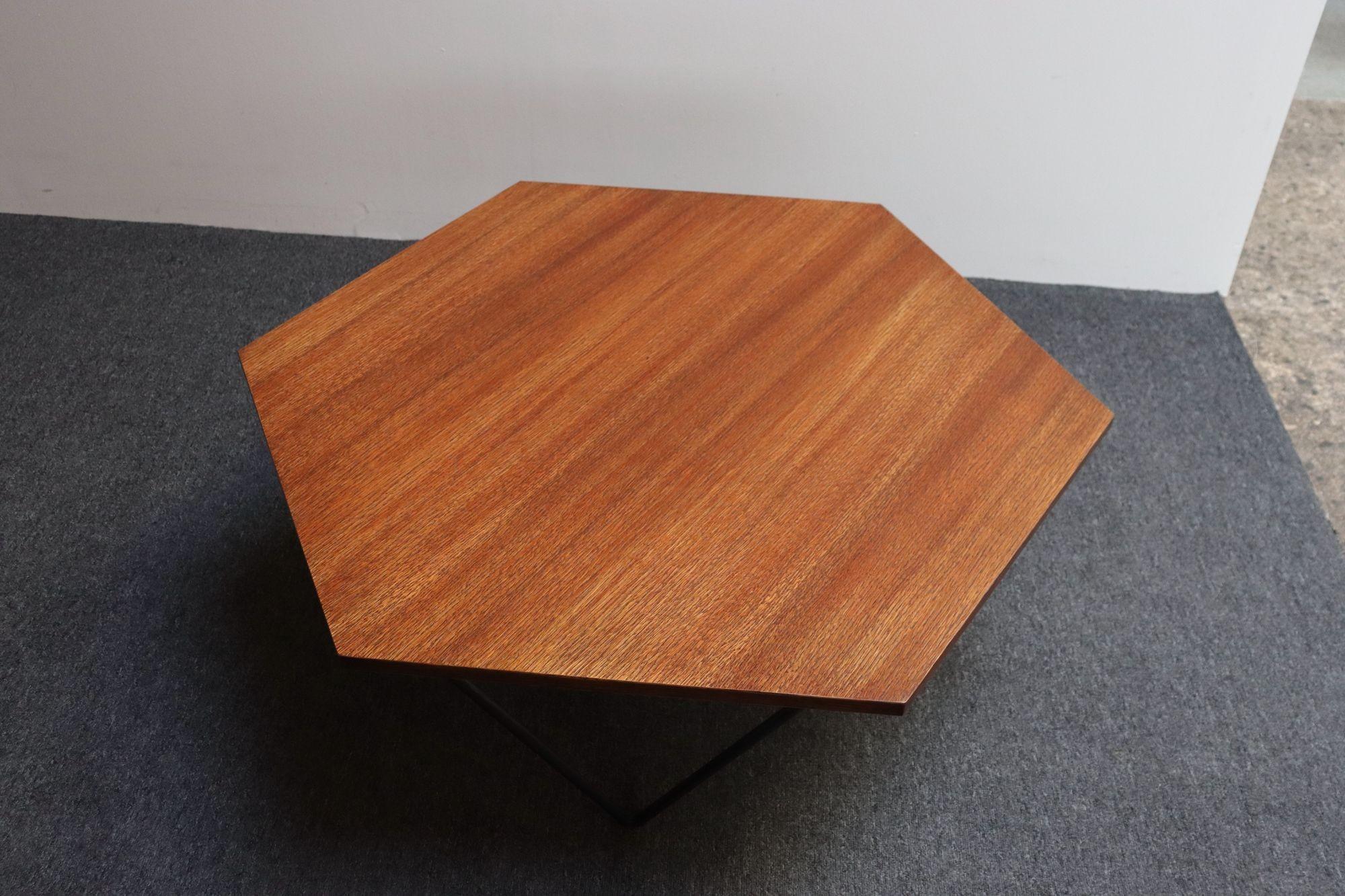 Italian Modernist Walnut and Iron Hexagonal Coffee Table by Gio Point for Isa en vente 8