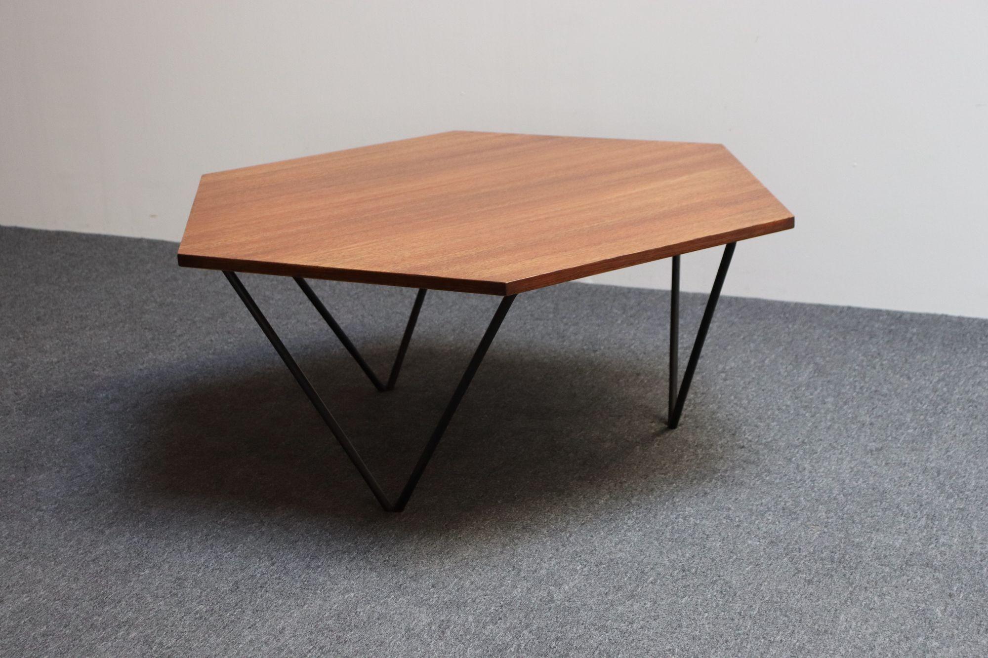 Italian Modernist Walnut and Iron Hexagonal Coffee Table by Gio Point for Isa en vente 12