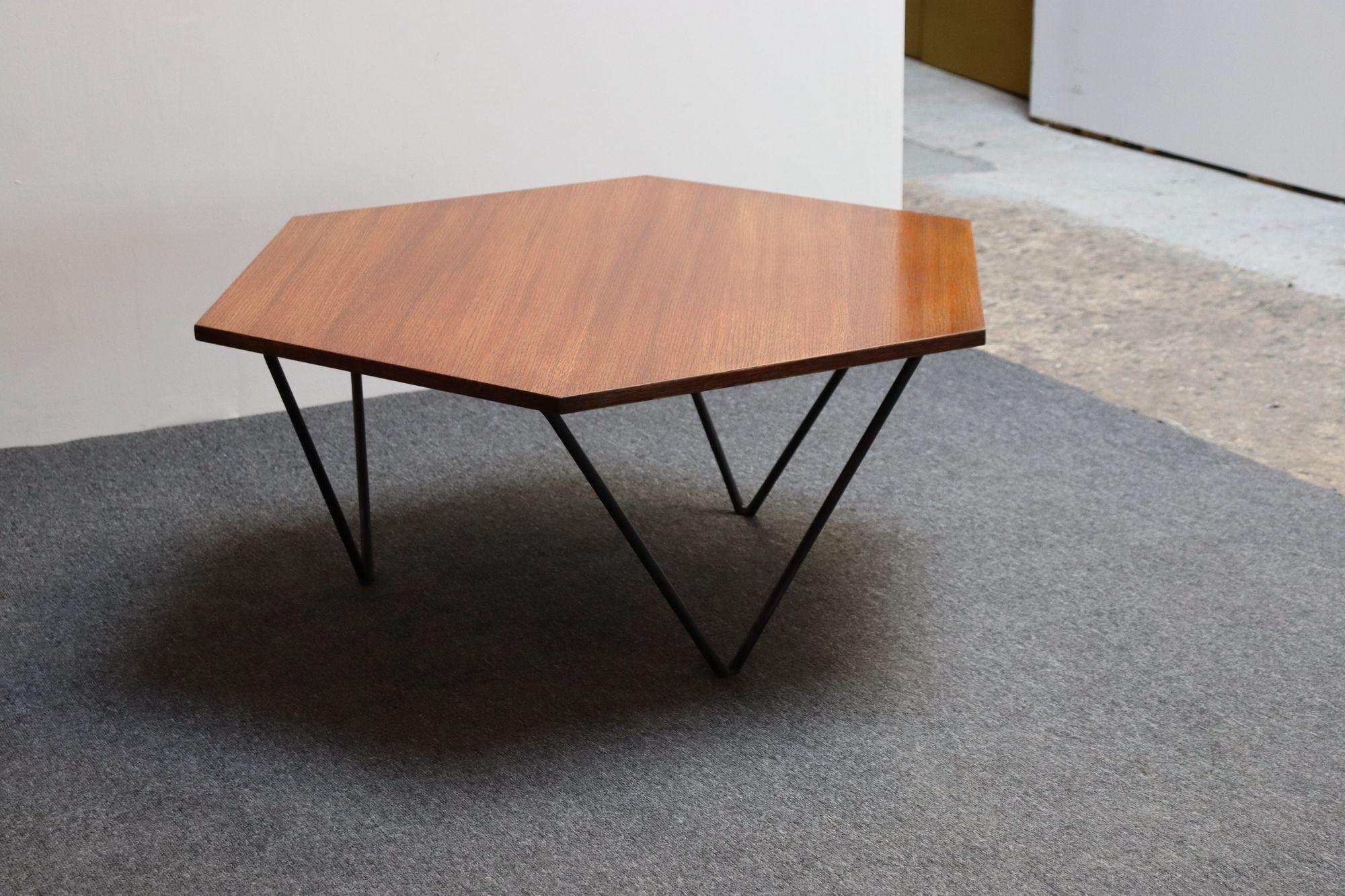 italien Italian Modernist Walnut and Iron Hexagonal Coffee Table by Gio Point for Isa en vente
