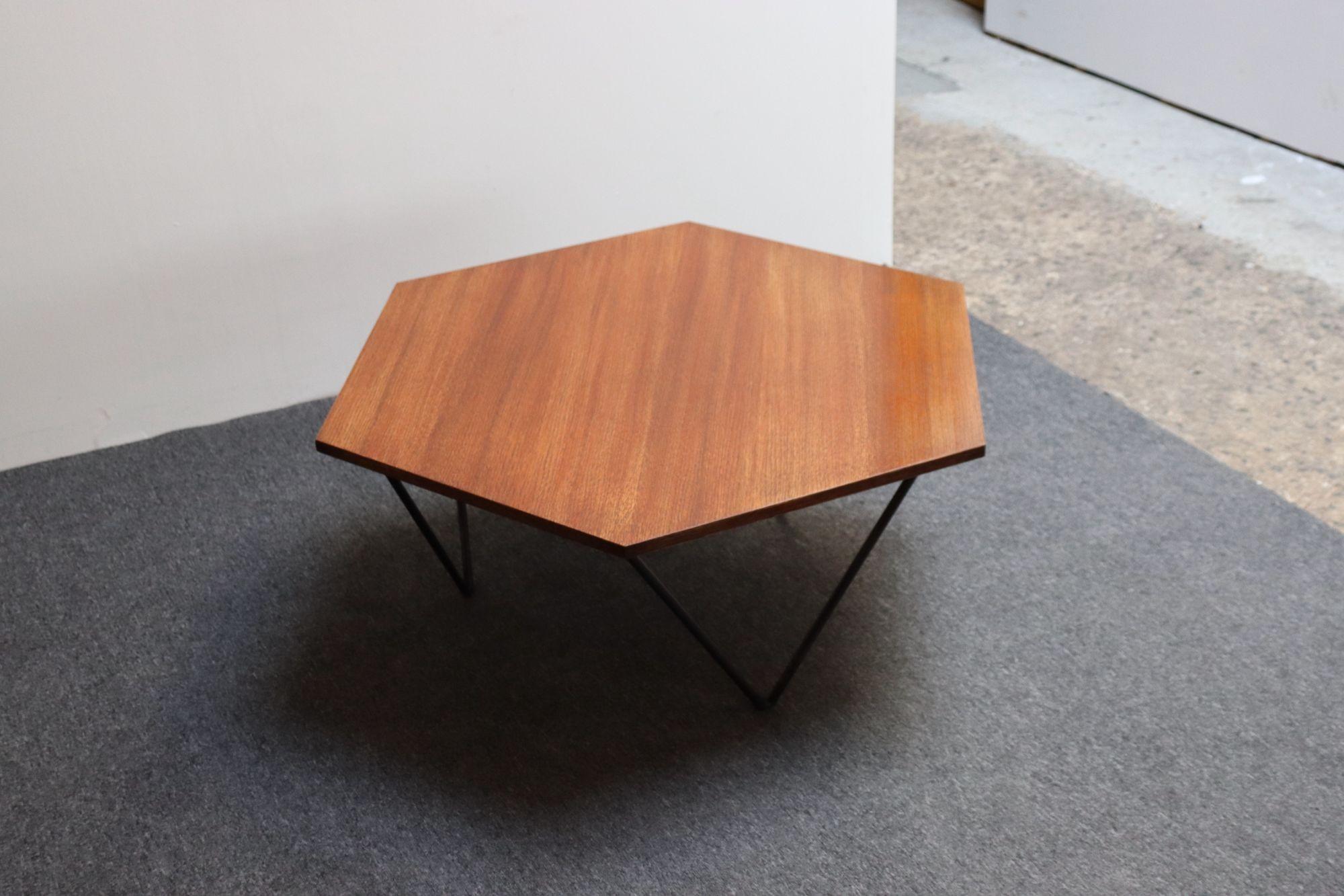 Italian Modernist Walnut and Iron Hexagonal Coffee Table by Gio Point for Isa en vente 9