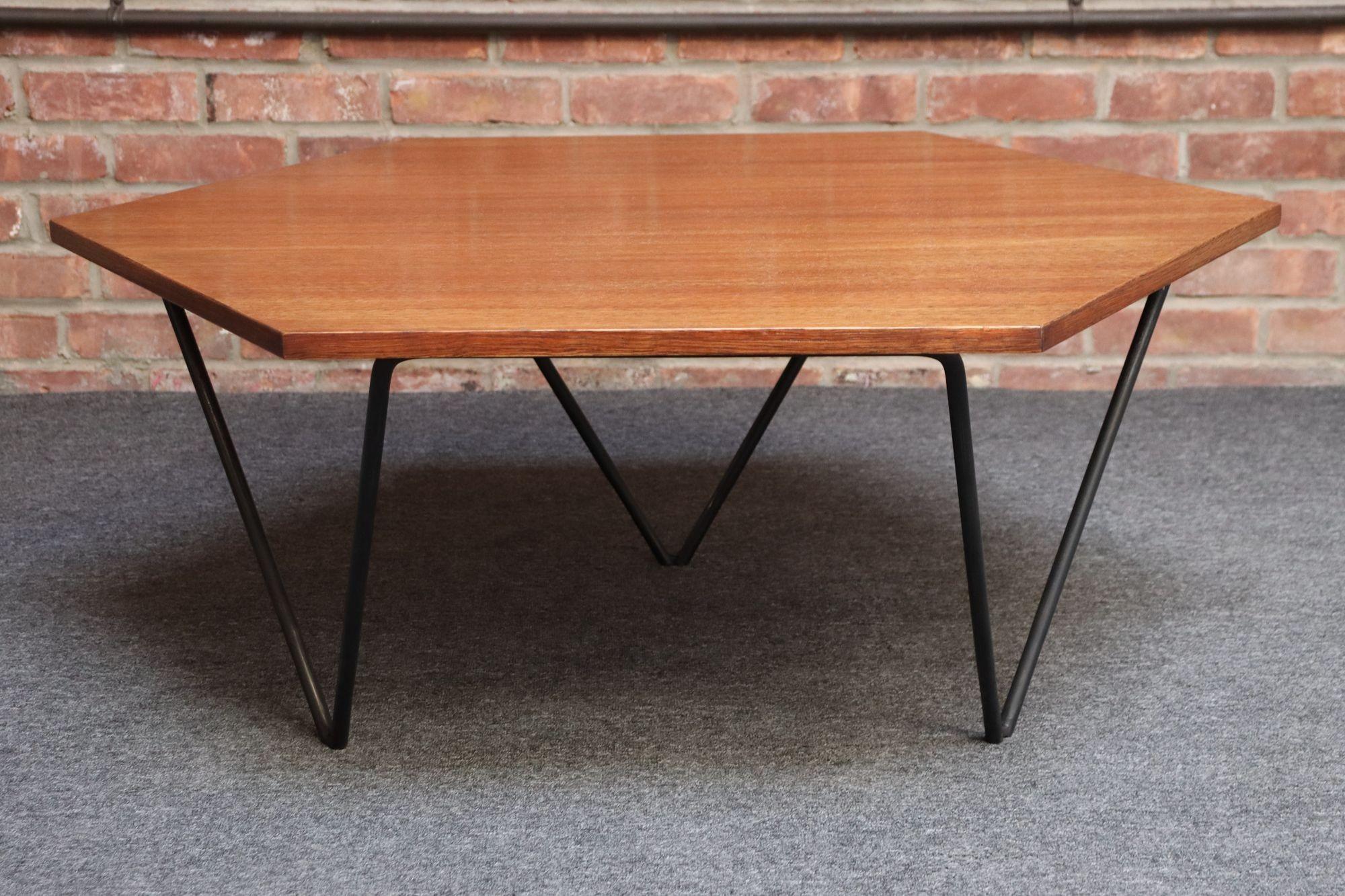 Table à café/cocktail de Gio Ponti pour Isa Bergamo avec un plateau en nid d'abeille/hexagonal en noyer italien soutenu par une base en fer courbé (vers 1955, Italie).
Rarement vu en taille réelle (les tables d'appoint de forme hexagonale sont plus