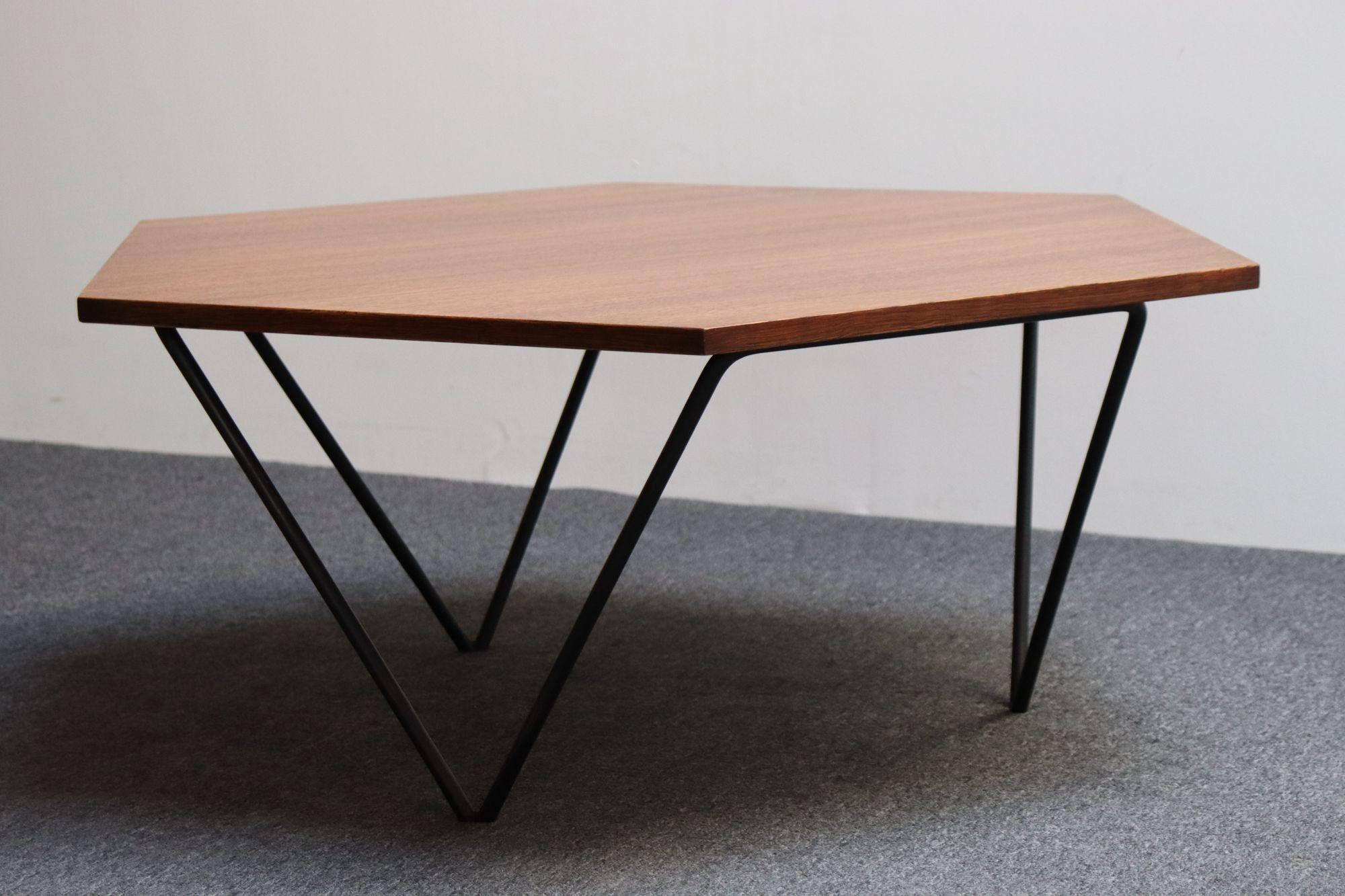 Italian Modernist Walnut and Iron Hexagonal Coffee Table by Gio Point for Isa en vente 10