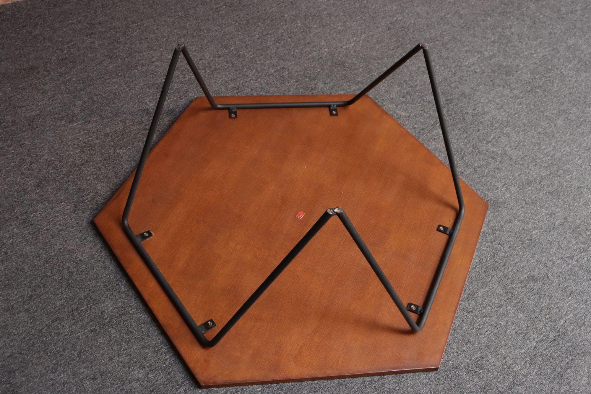 Italian Modernist Walnut and Iron Hexagonal Coffee Table by Gio Point for Isa en vente 2