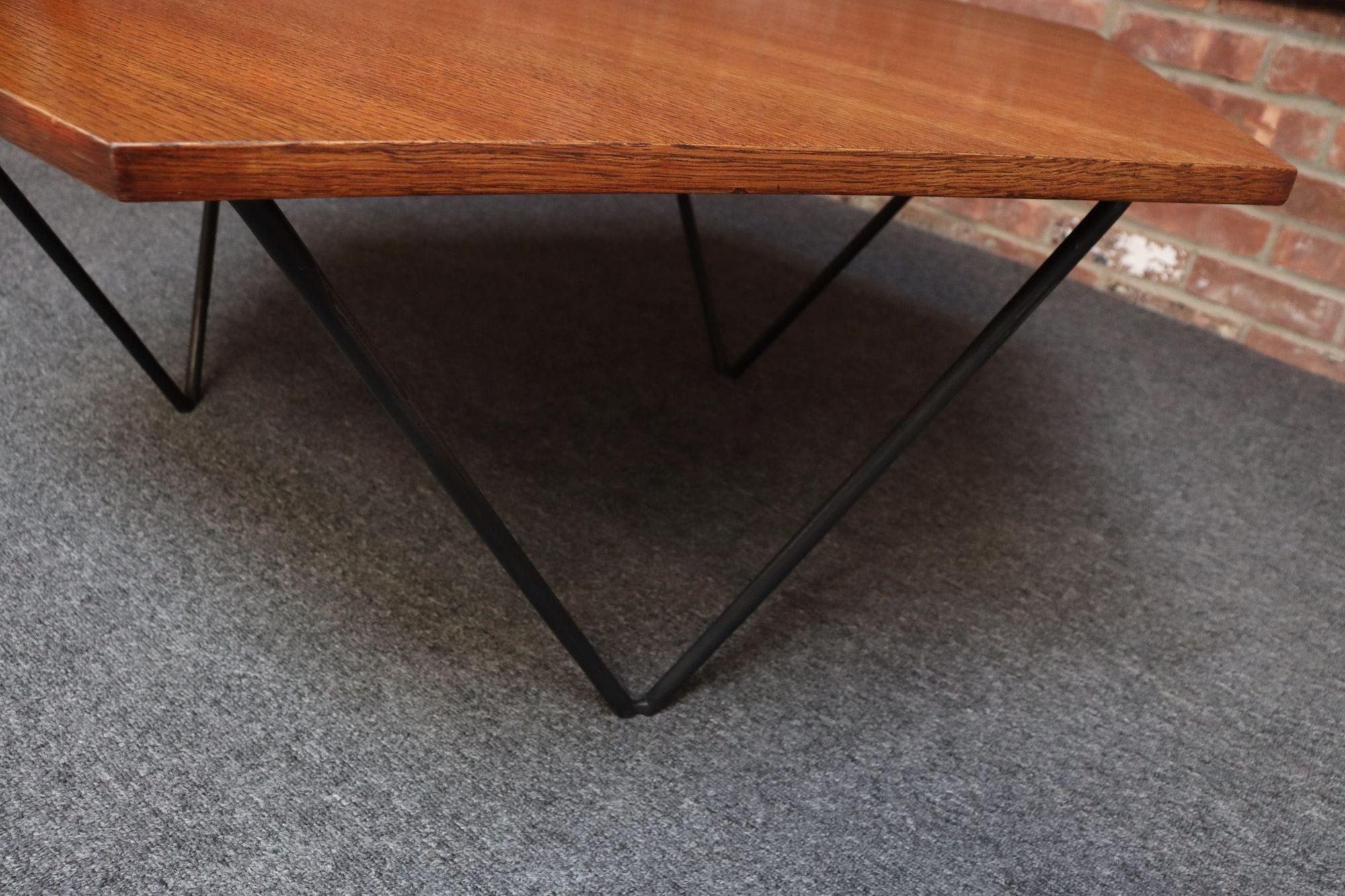 Italian Modernist Walnut and Iron Hexagonal Coffee Table by Gio Point for Isa en vente 4