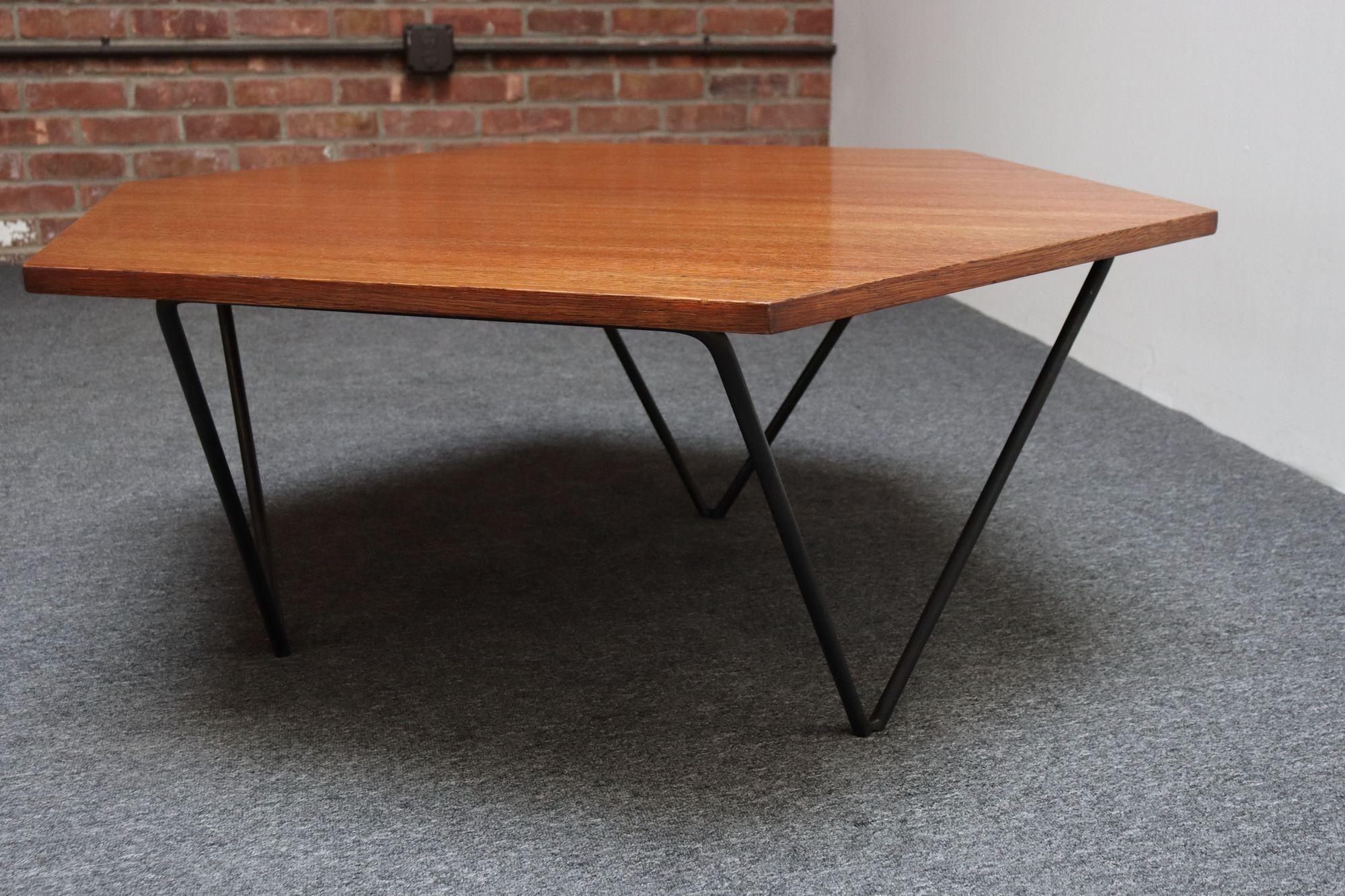 Mid-Century Modern Italian Modernist Walnut and Iron Hexagonal Coffee Table by Gio Point for Isa en vente
