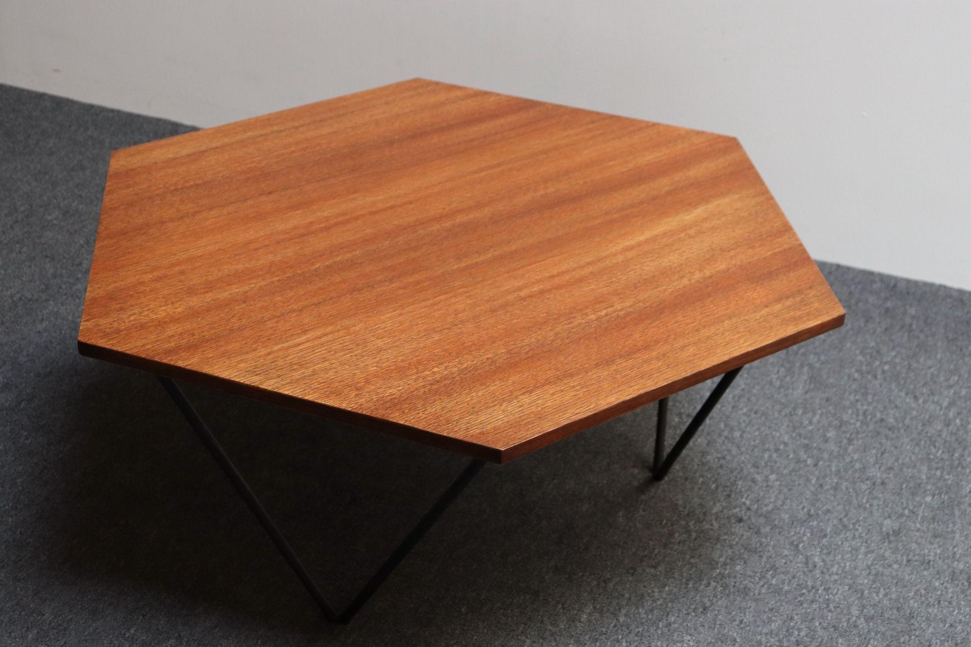 Milieu du XXe siècle Italian Modernist Walnut and Iron Hexagonal Coffee Table by Gio Point for Isa en vente