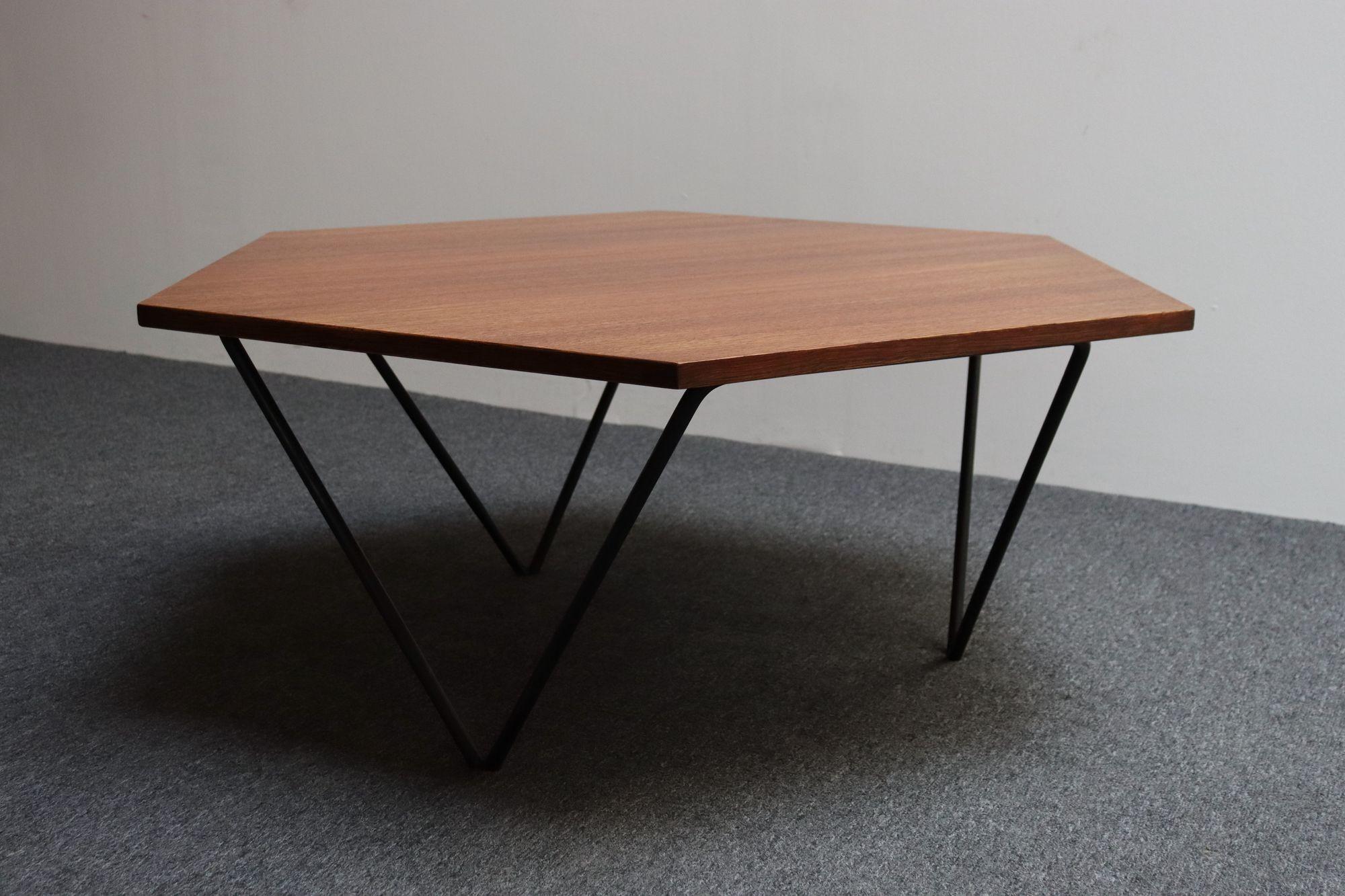 Italian Modernist Walnut and Iron Hexagonal Coffee Table by Gio Point for Isa Bon état - En vente à Brooklyn, NY
