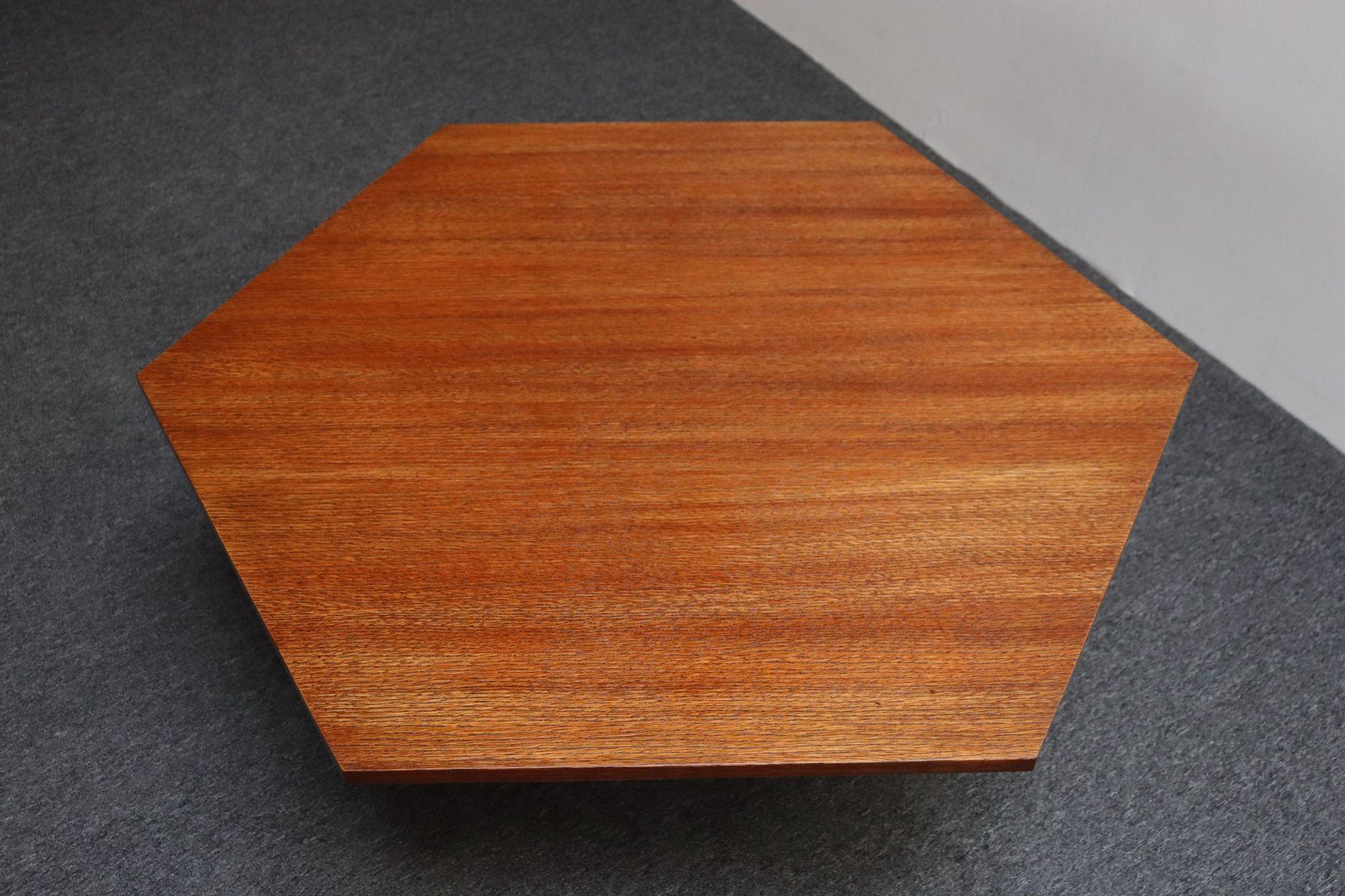 Italian Modernist Walnut and Iron Hexagonal Coffee Table by Gio Point for Isa en vente 1