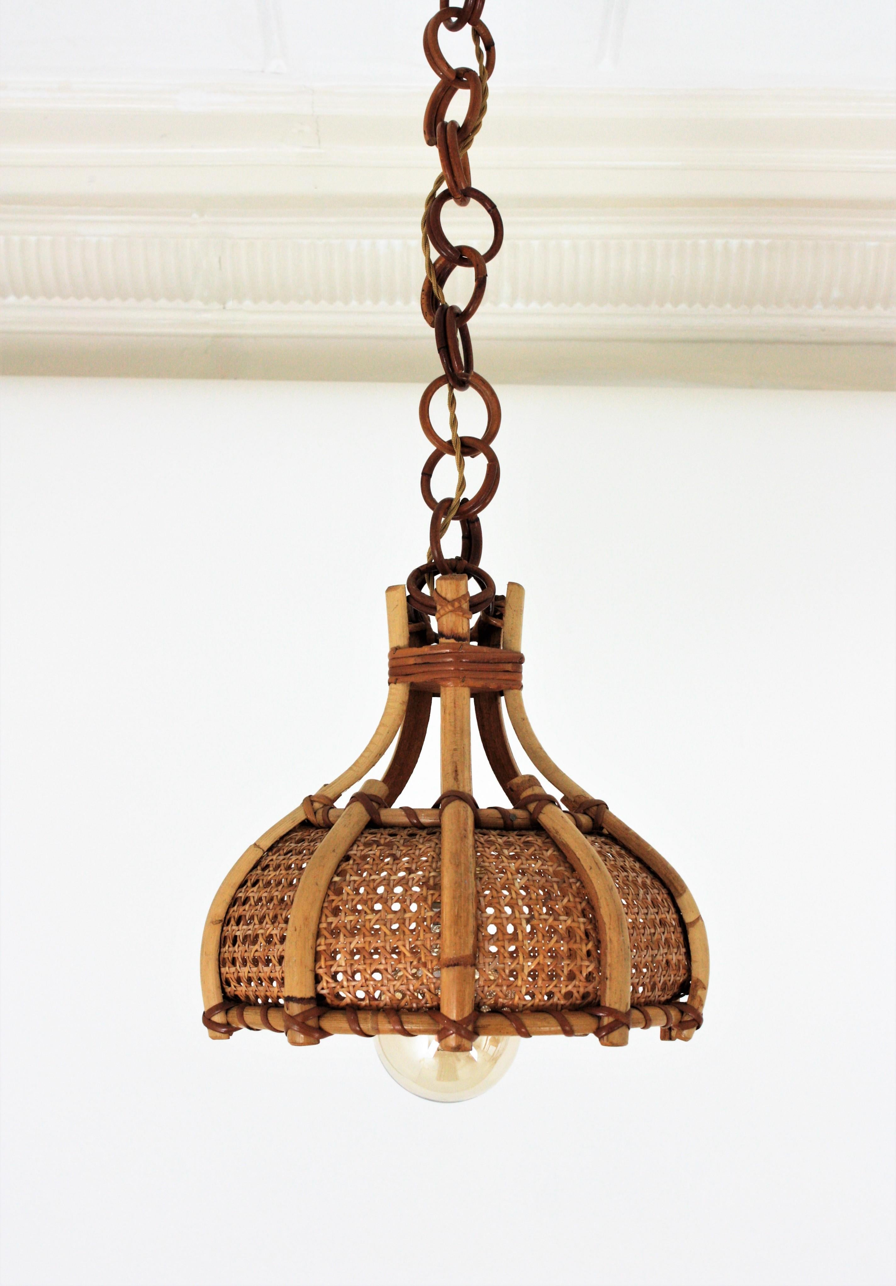 Italian Modernist Wicker Weave and Bamboo Bell Shaped Pendant, 1960s In Good Condition For Sale In Barcelona, ES