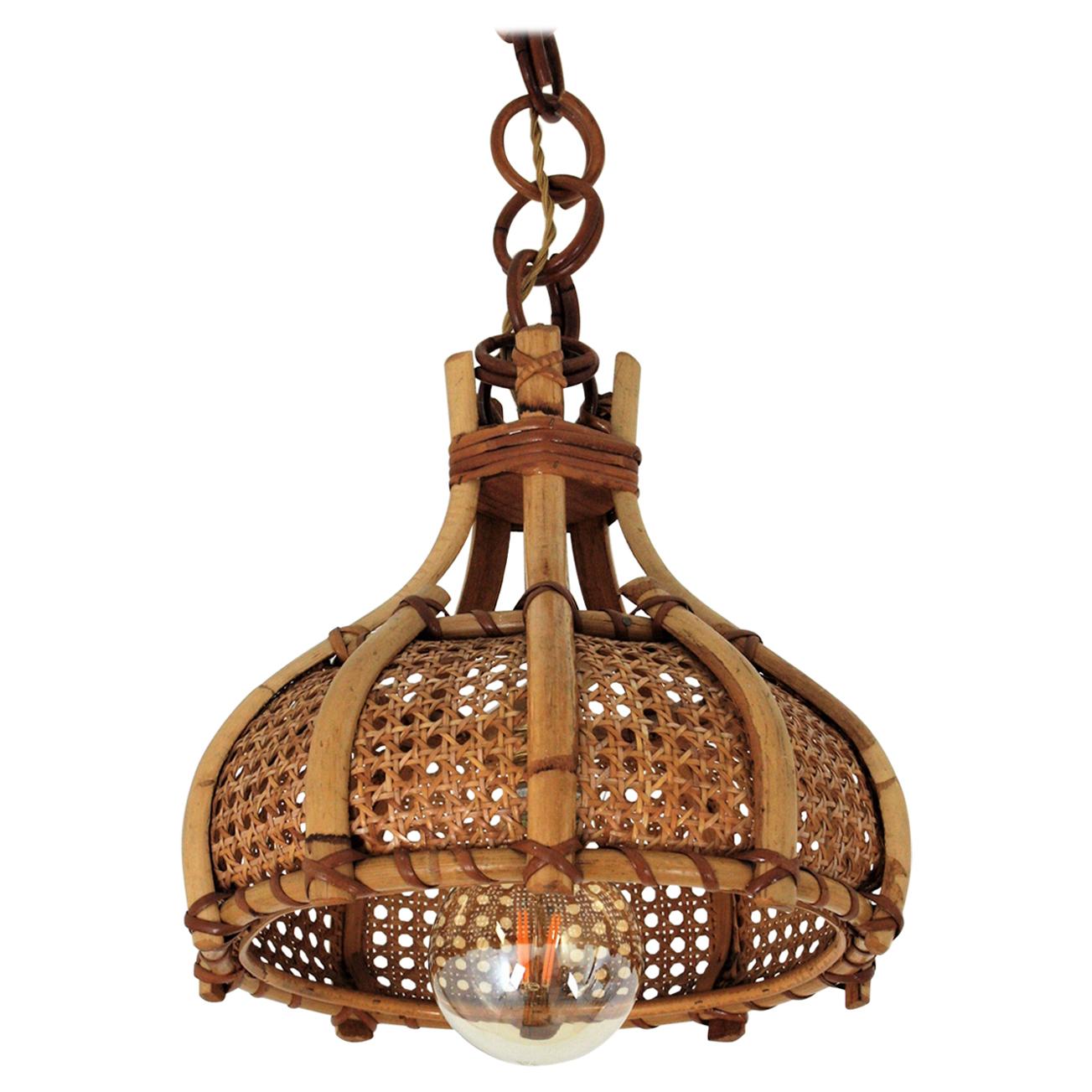 Lampe à suspension moderniste italienne en forme de cloche en osier tissé et bambou, années 1960