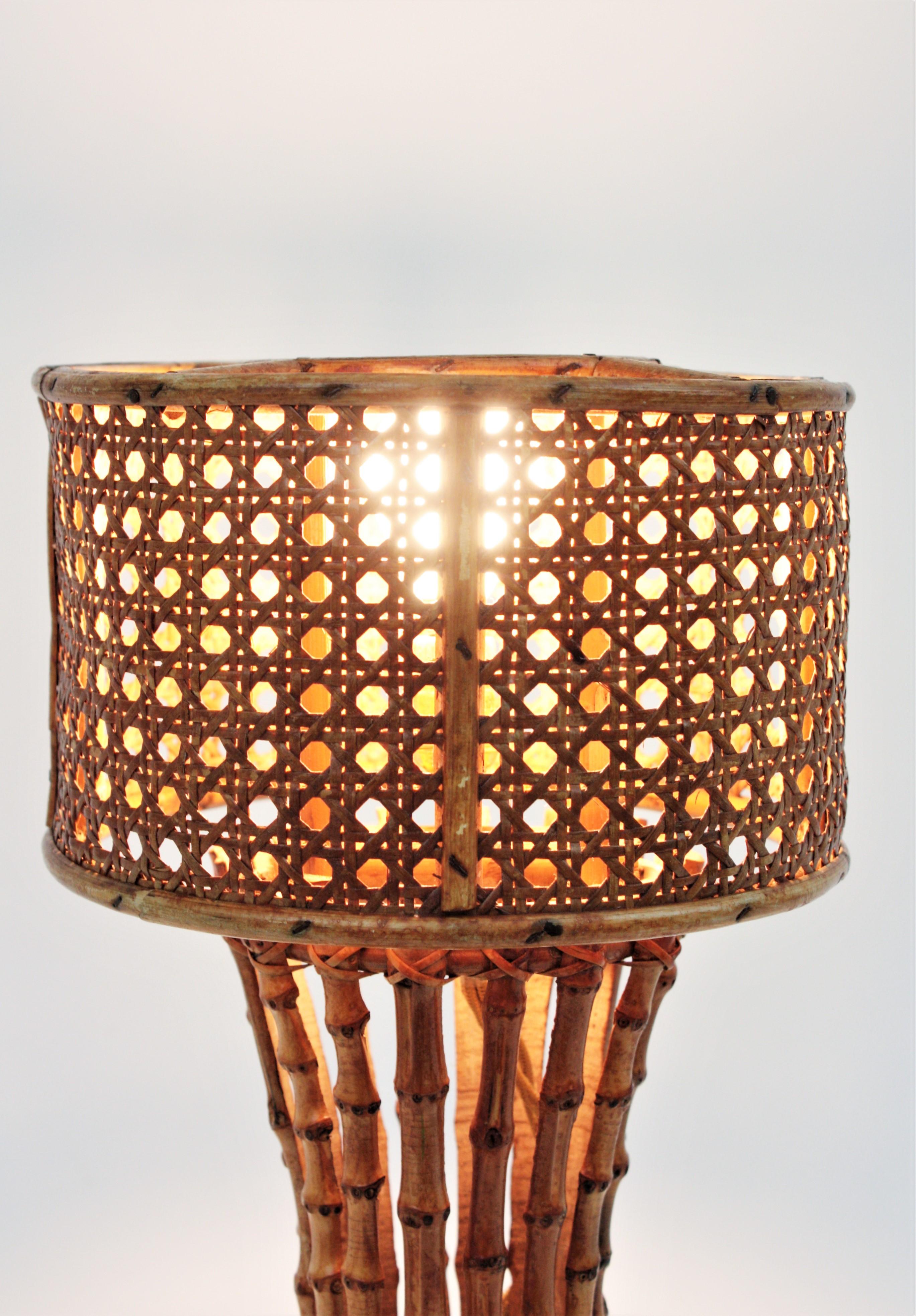 Italian Modernist Wicker Wire Rattan and Bamboo Table Lamp In Good Condition For Sale In Barcelona, ES
