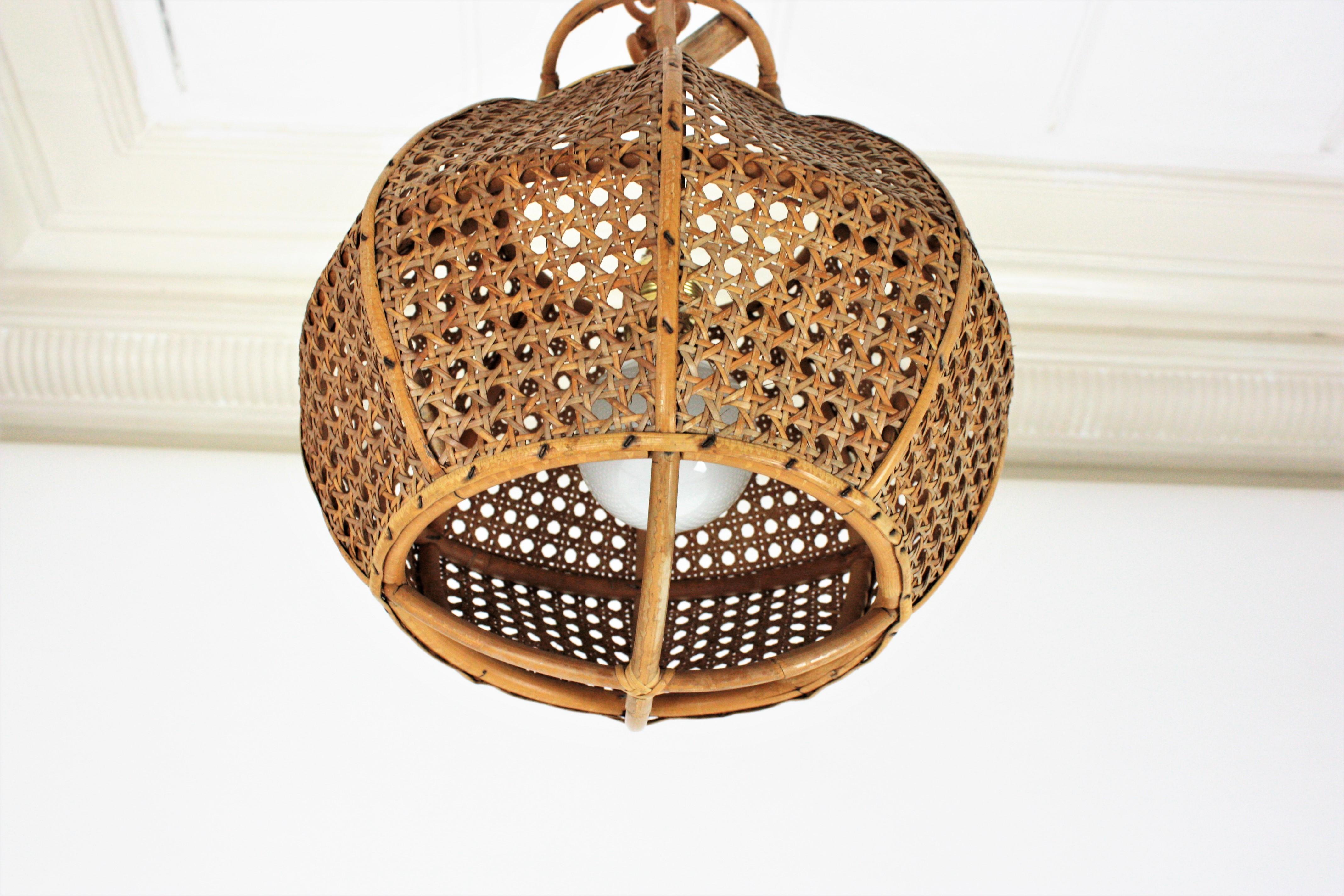 Italian Modernist Wicker Wire and Rattan Globe Pendant / Hanging Light, 1950s In Good Condition In Barcelona, ES