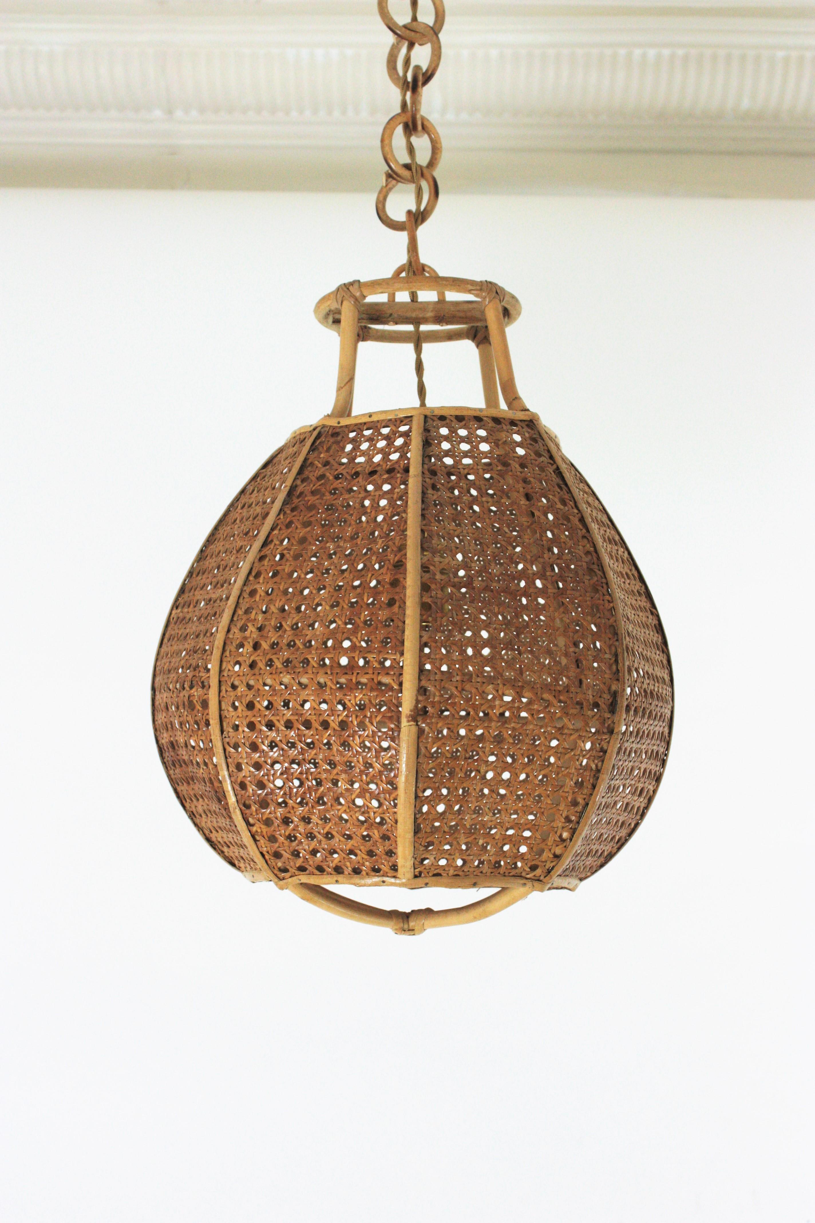 Italian Modernist Wicker Wire Rattan Globe Pendant Hanging Light In Good Condition For Sale In Barcelona, ES