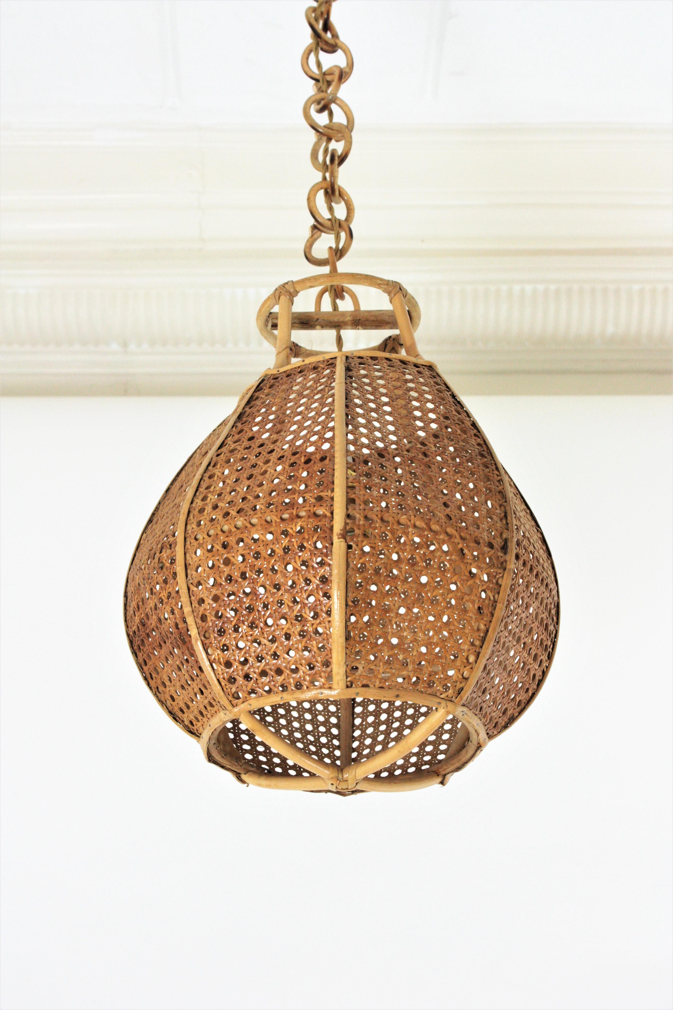 Italienisch Modernist Wicker Wire Rattan Globe Pendelleuchte Hanging Light im Angebot 1
