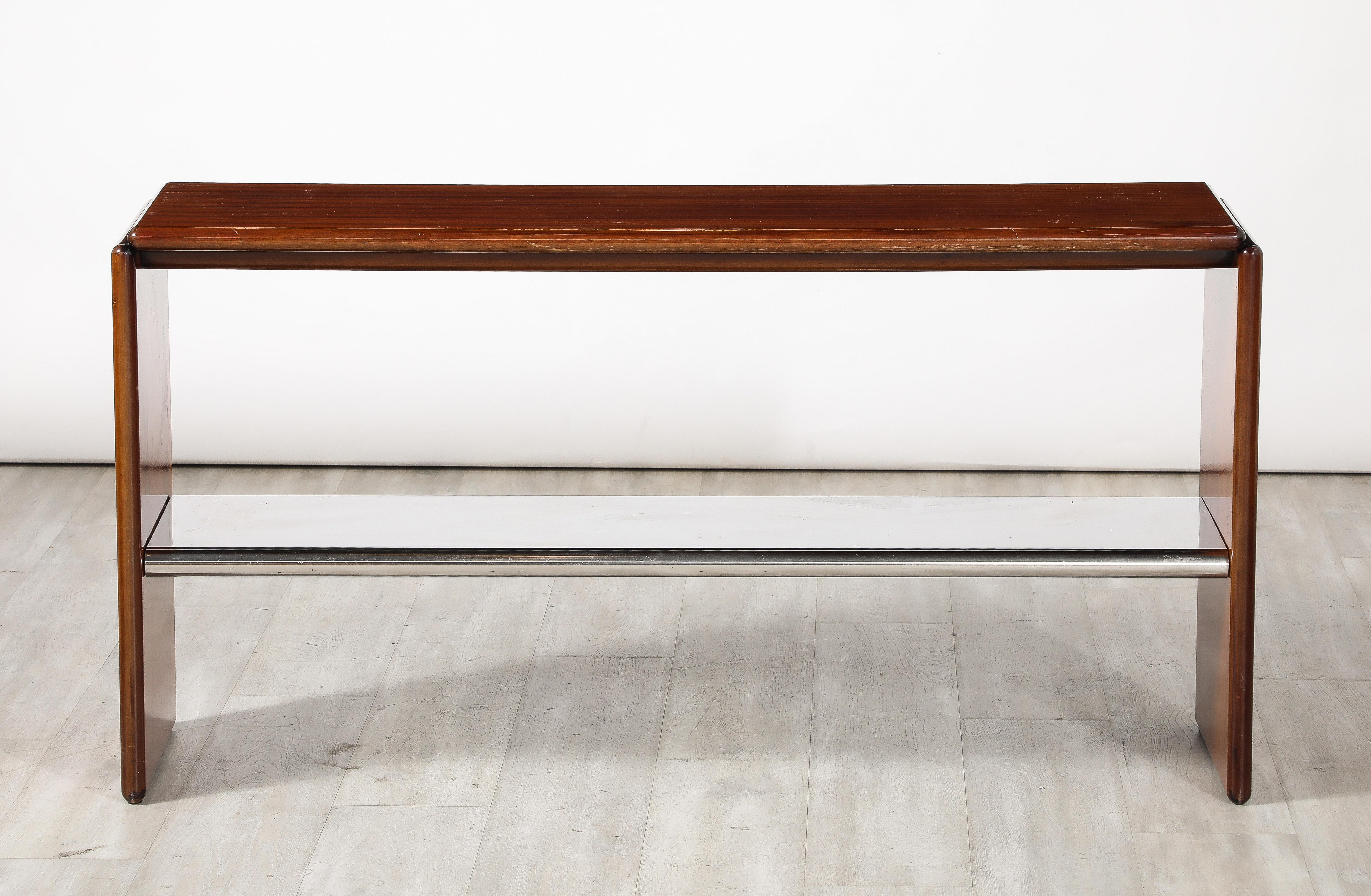 Console moderniste italienne en bois de palissandre avec une étagère chromée.  Une pièce polyvalente, chic et épurée, avec de merveilleux contrastes de matières. 
Italie, vers 1960 
Dimensions : 27 3/4