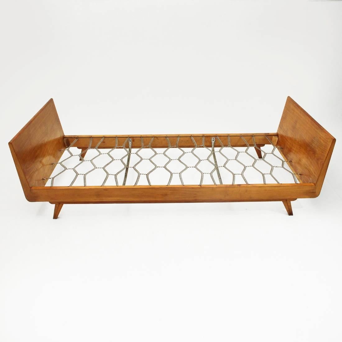 Italian bed produced in the 1950s.
Can also be used as a daybed.
Wood veneer structure.
Tapered headboard and footboard.
Metal net.
Good general conditions, some signs and lack of veneer due to normal use over time.

Dimensions: Length 203