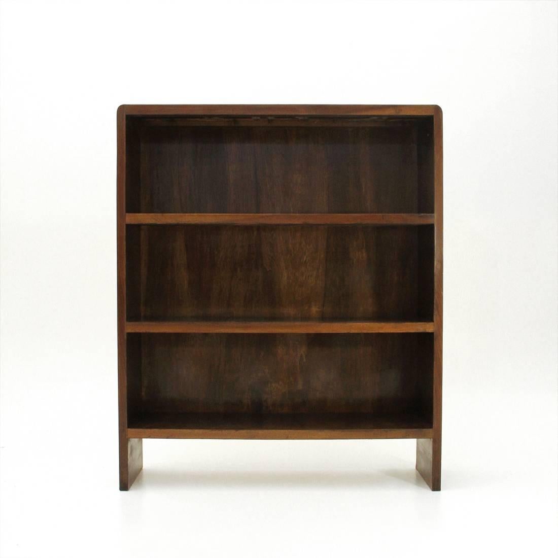Italian bookcase of the 1940s.
Structure in wood veneered with rounded corners.
Three shelves.
Structure in good condition, some signs due to normal use over time.

Dimensions: Width 101 cm, depth 28.5 cm, height 120 cm.