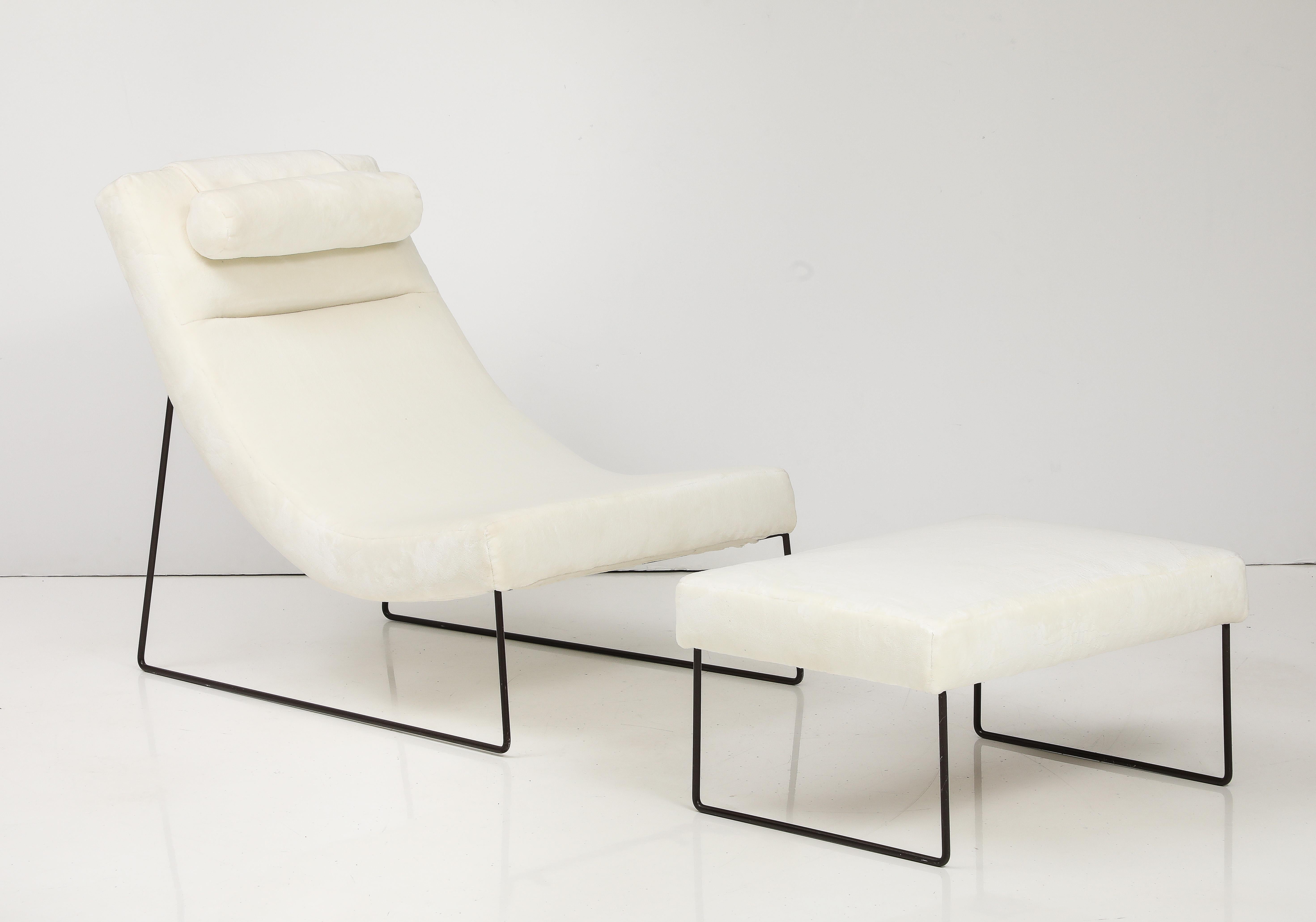 Italian modernist highly unique architectural wrought iron chaise longue with foot stool.  Newly upholstered in a creamy faux fur. 
Italy, circa 1960 
Size: 34