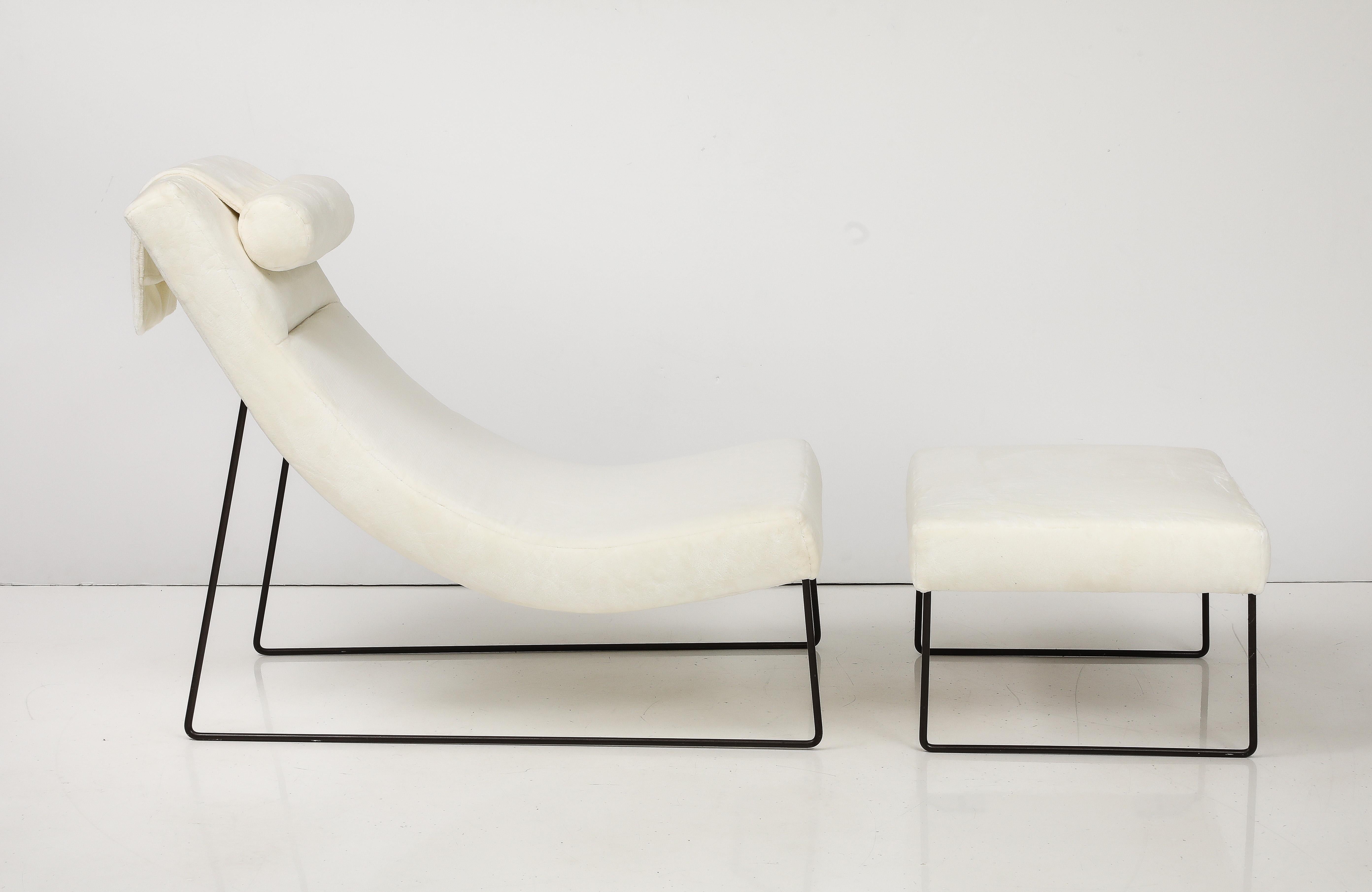 Mid-Century Modern Italian Modernist Wrought Iron Chaise and Ottoman, Italy, circa 1960  For Sale