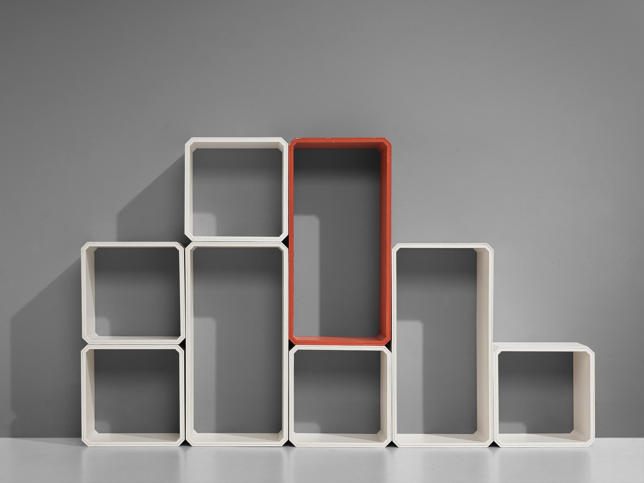 Armoire modulaire italienne en bois laqué blanc et rouge en vente 3
