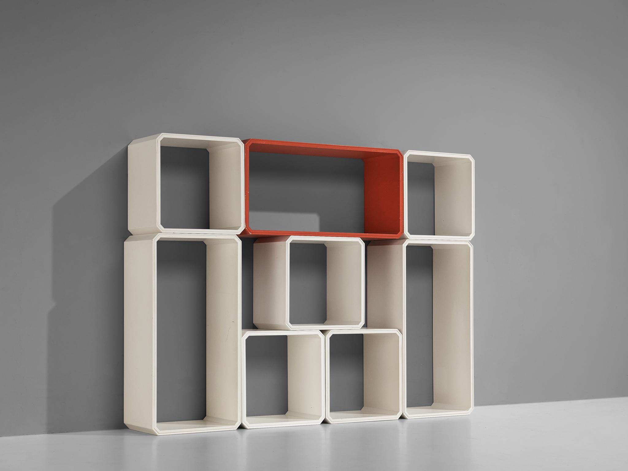 Mid-20th Century Italian Modular Cabinet in White and Red Lacquered Wood For Sale