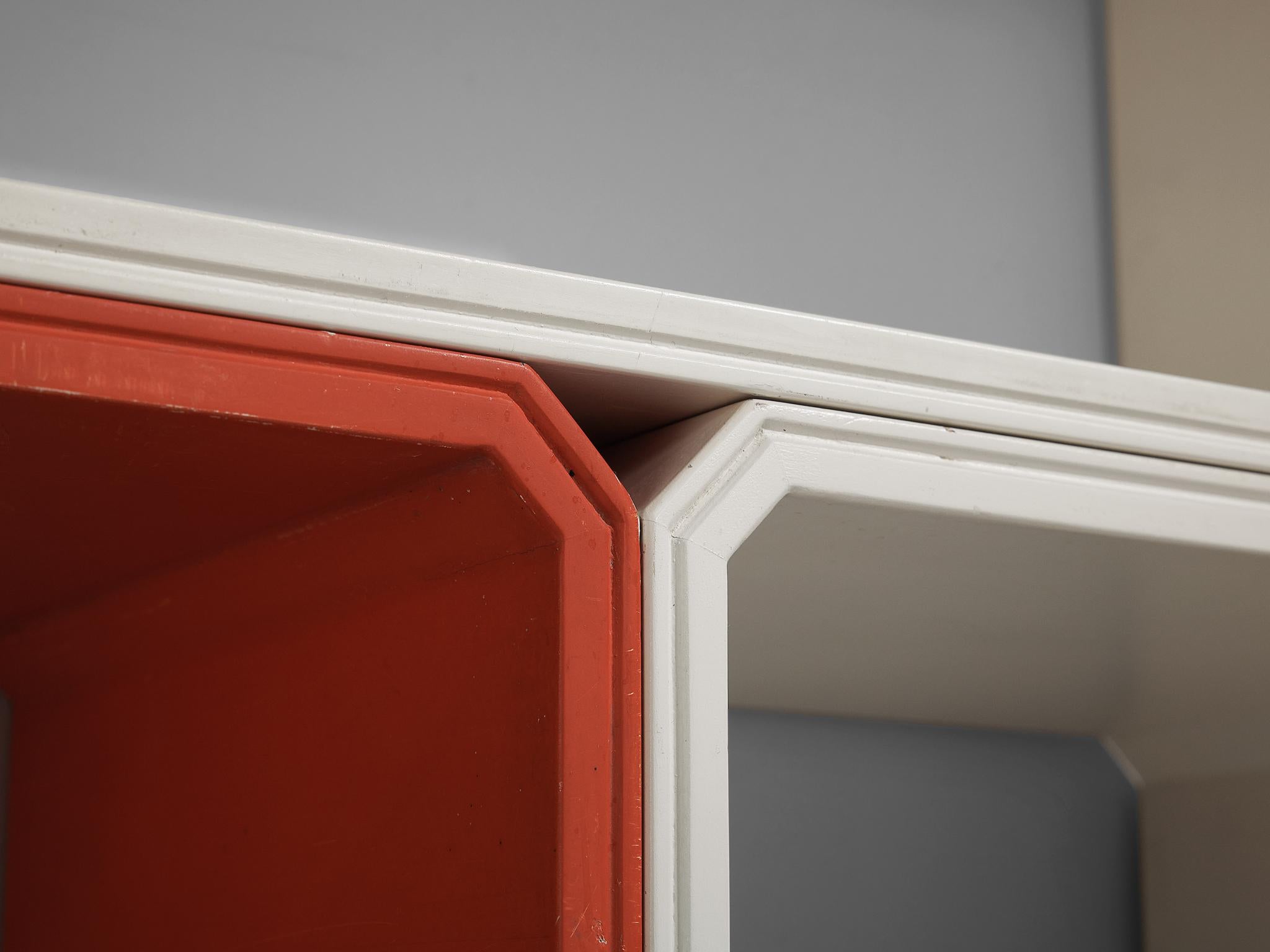 Armoire modulaire italienne en bois laqué blanc et rouge en vente 1